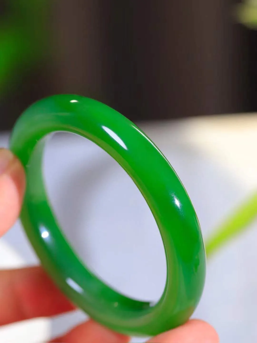 【温润如心.镯】

收藏级臻品️和田玉碧玉猫眼手镯，精选上等碧玉料，色泽清透，质地细腻。佩戴它，感受千年玉文化的温润与优雅，愿它为您带来平安与幸福。重51克  尺寸54-10.5-9.6mm  10110211A