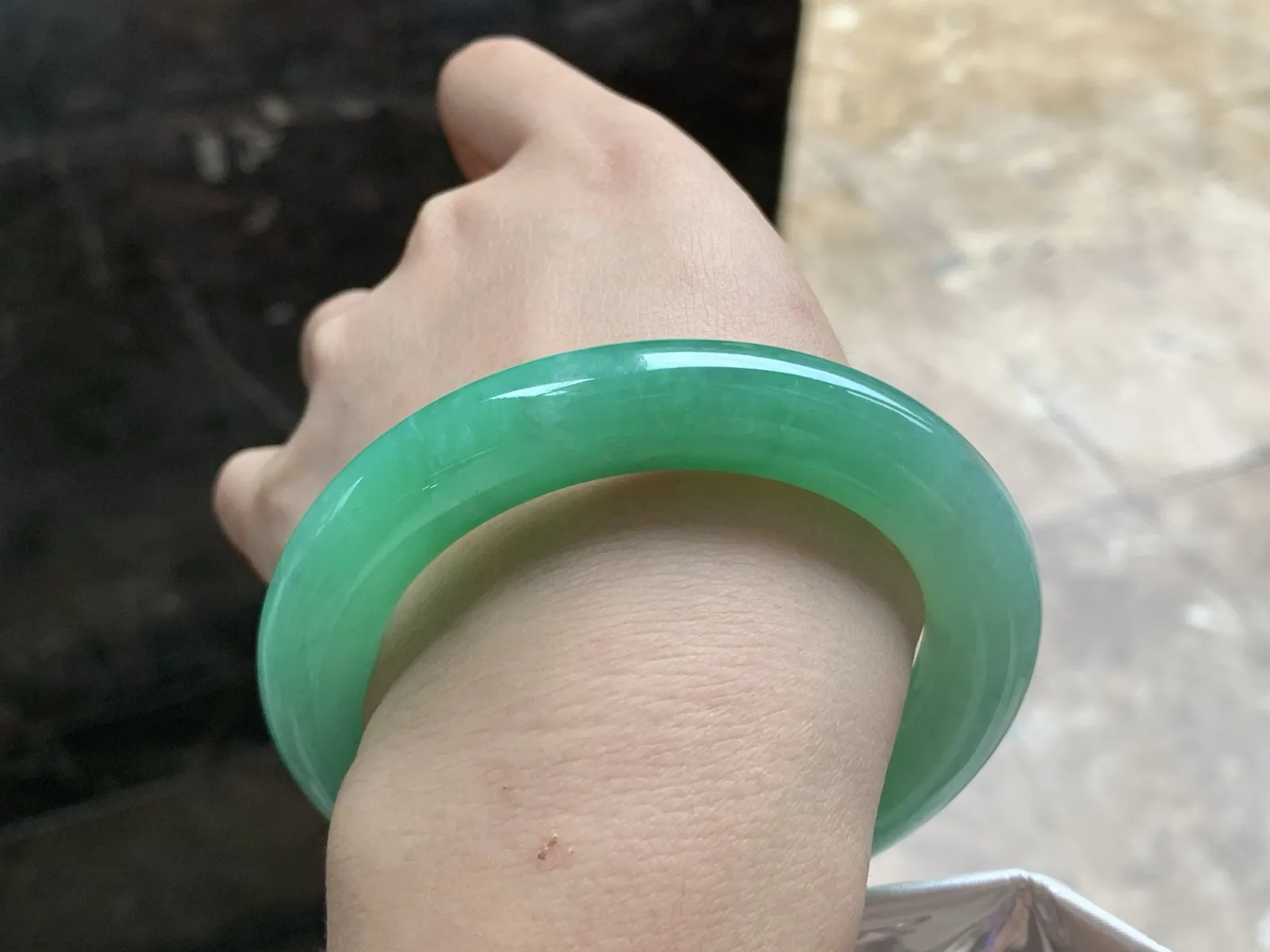 56.5-11.6

浓绿色圆条手镯^_^鲜艳 玉质温润