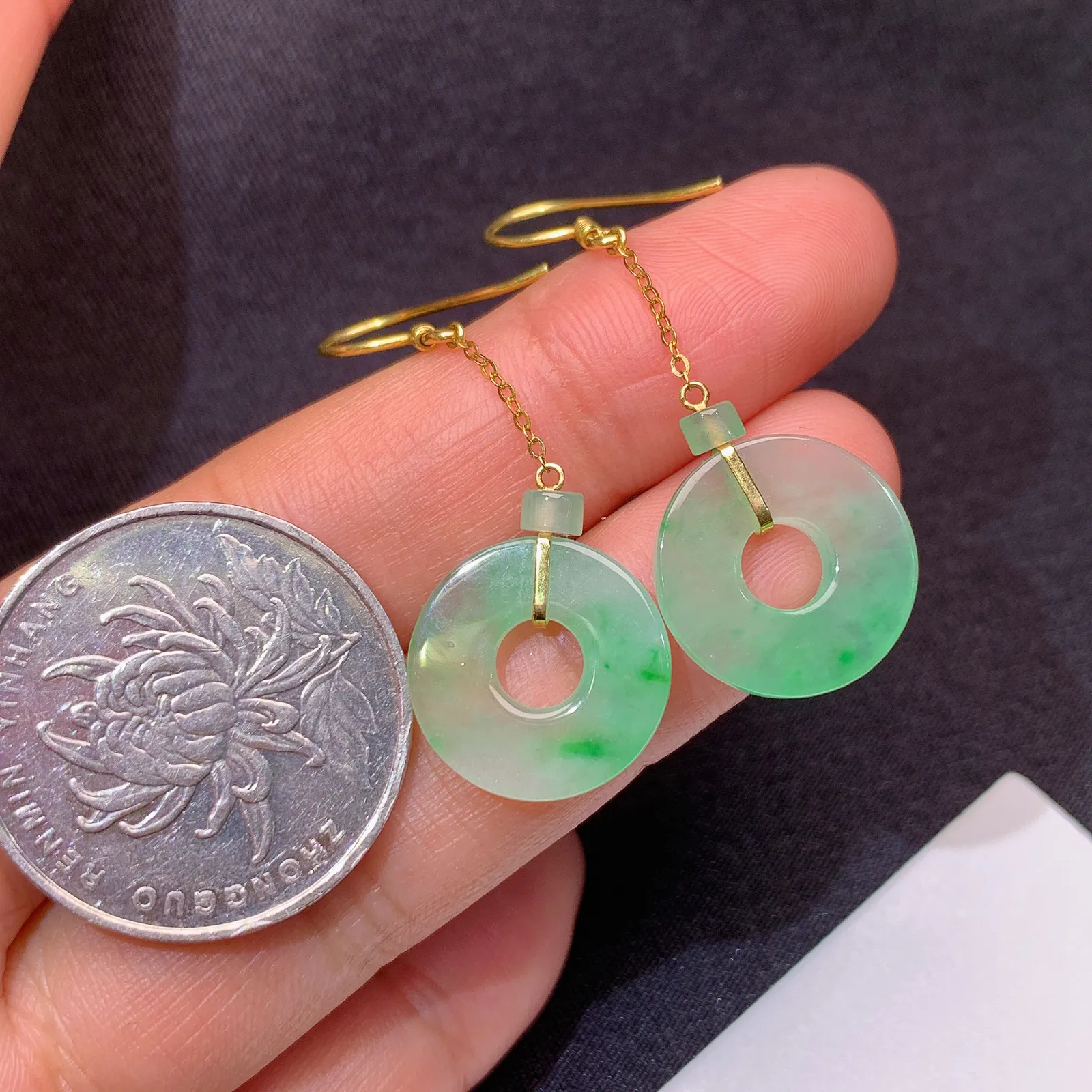 18k金镶嵌飘绿平安环耳坠 玉质细腻 清新 搭配小路路通 尺寸15*2