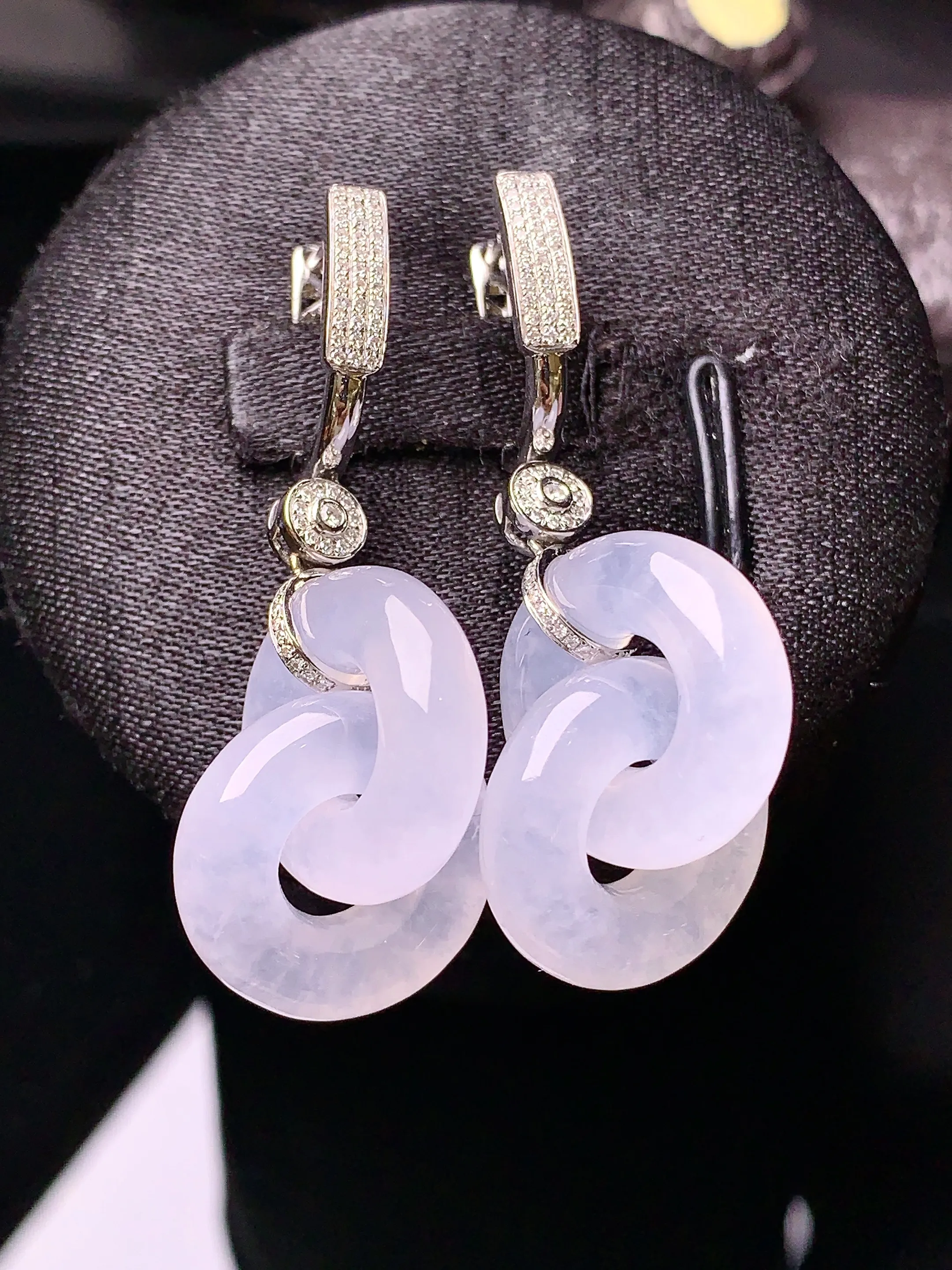 18k金钻镶嵌冰种环环相扣耳坠 玉质细腻 色泽清新艳丽 整体尺寸41.5*15.7*4.8