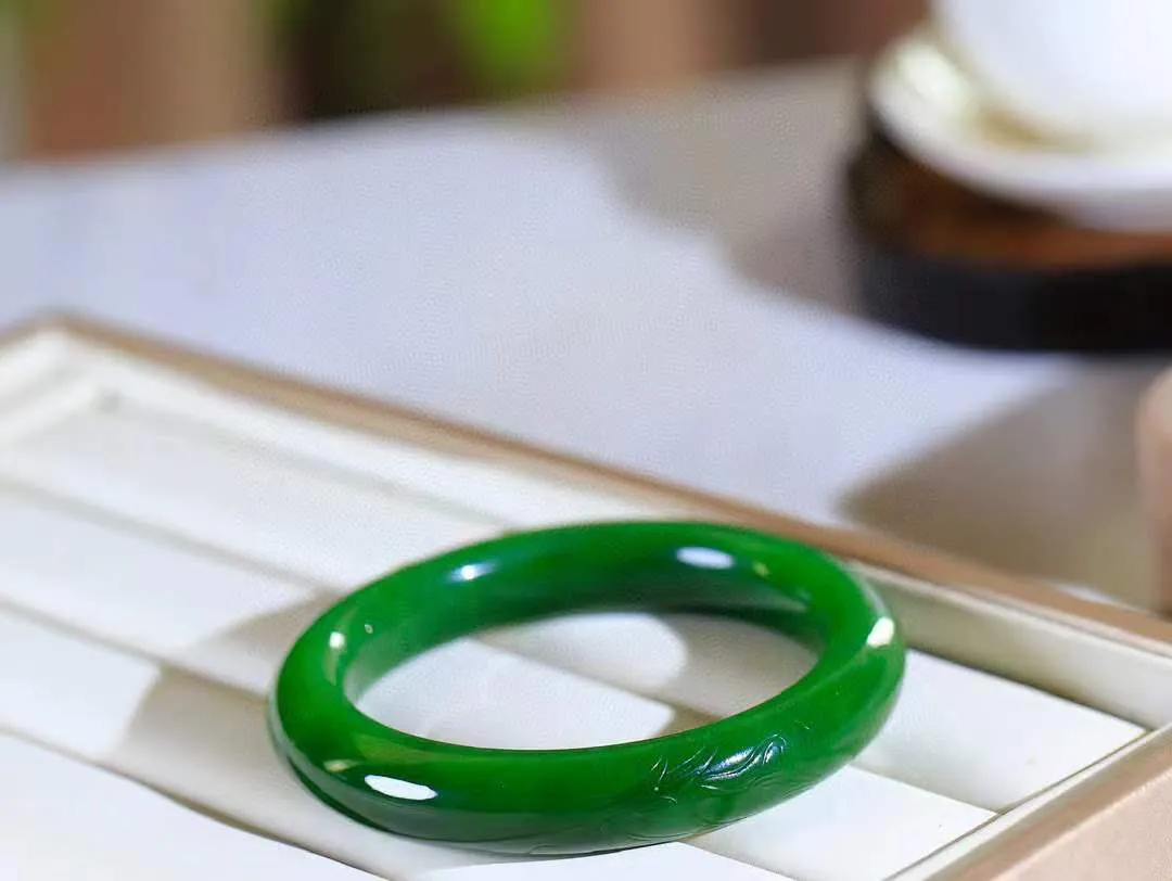 【荷韵.手镯】

精品️和田玉碧玉手镯 玉质温润细腻 手感舒适，高华雅逸，线条流畅 素雅高贵。佩戴于腕间，婉约之美，举手投足间透出那份低调奢华。重58.5克 尺寸55.5-12-10mm FDA-69110279