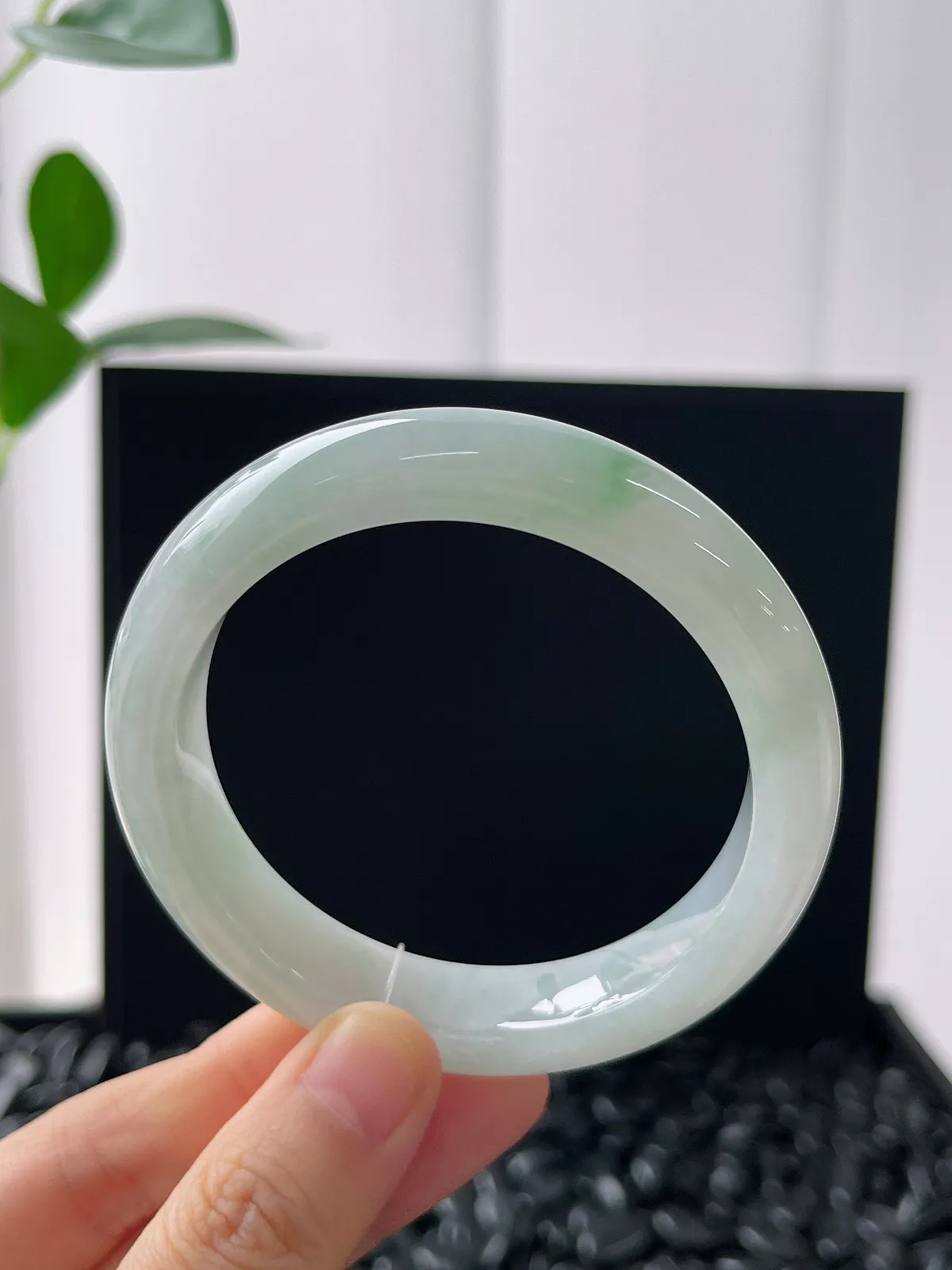 正圈54.5圈口，翡翠冰糯种飘绿手镯