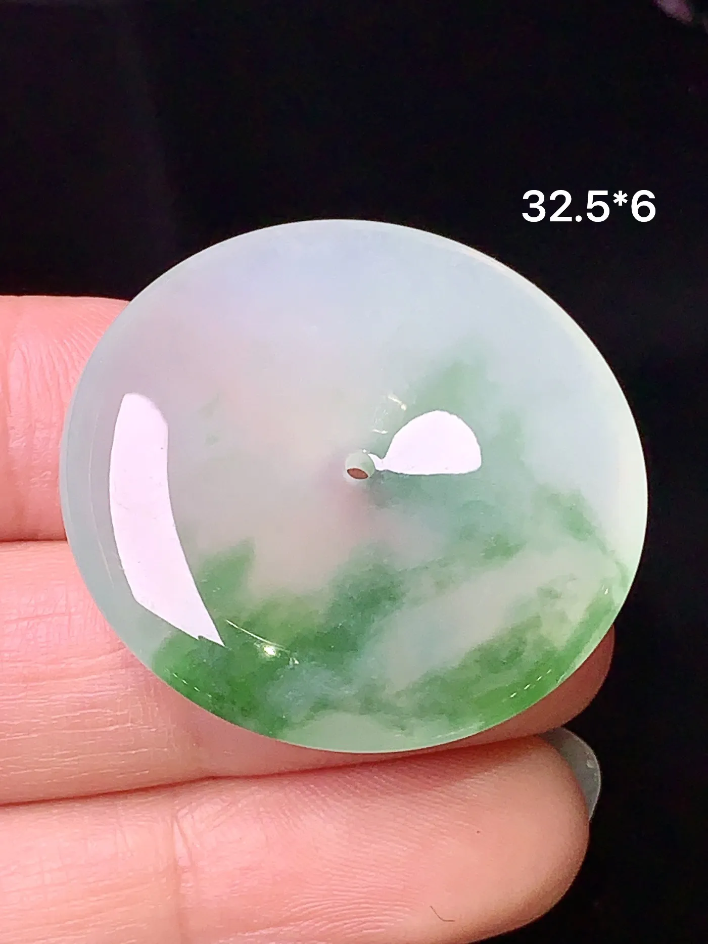 飘绿平安扣吊坠 玉质细腻 色泽清新艳丽 整体尺寸32.5*6