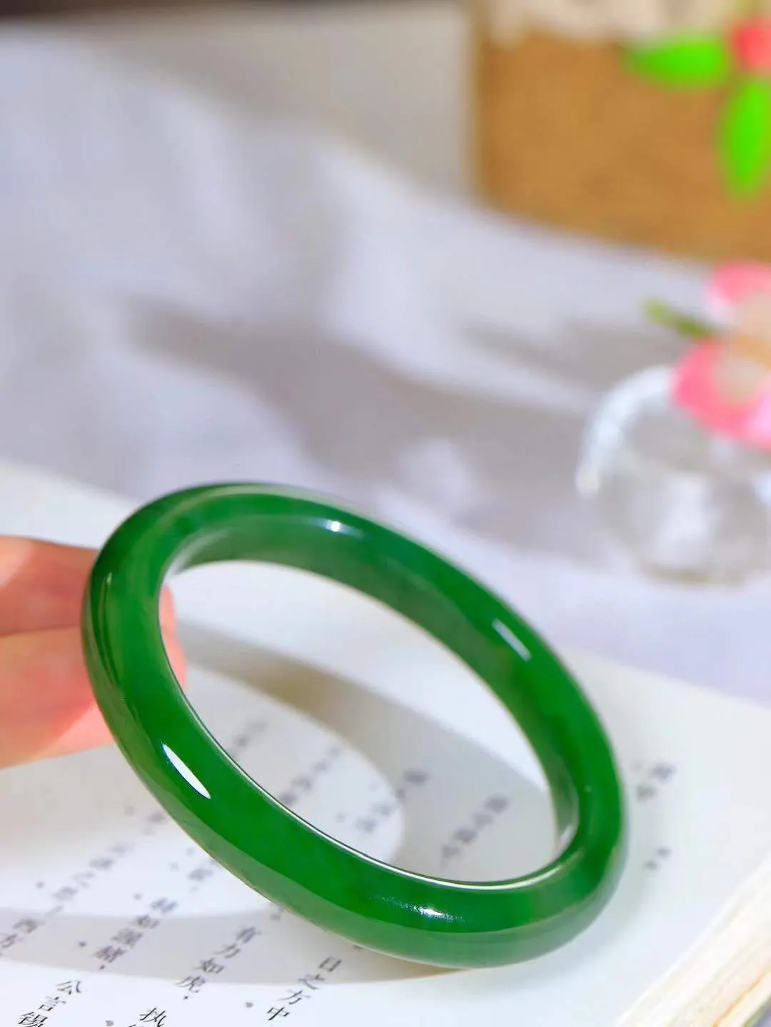 【温润如心.镯】

精品️和田玉碧玉手镯，精选上等碧玉料，色泽清透，质地细腻。佩戴它，感受千年玉文化的温润与优雅，愿它为您带来平安与幸福。重50.6克  尺寸59.5-10.3-8.8mm  10110211A