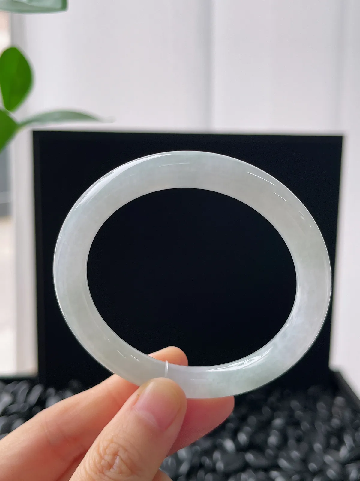 圆镯52.8圈口，翡翠冰糯种淡绿色手镯