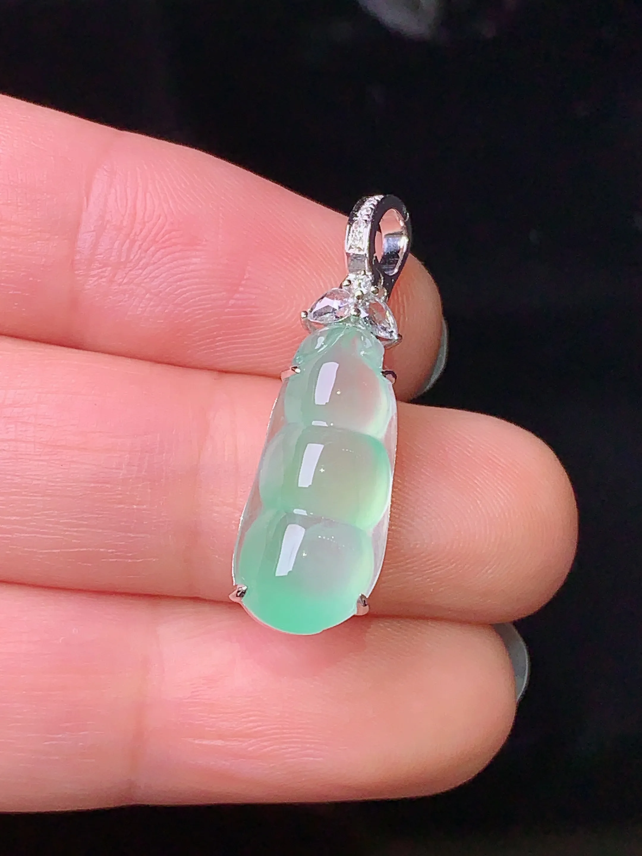 18k金钻镶嵌冰种四季豆吊坠 玉质细腻 色泽清新艳丽 整体尺寸28.5*8.6*6.2