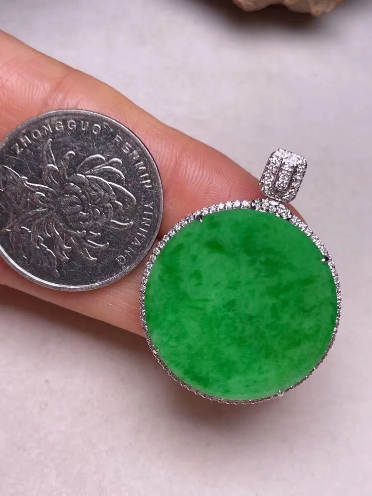 冰种阳绿平安扣吊坠、真金真钻镶嵌，种水好，玉质细腻 .裸石尺寸 25.0