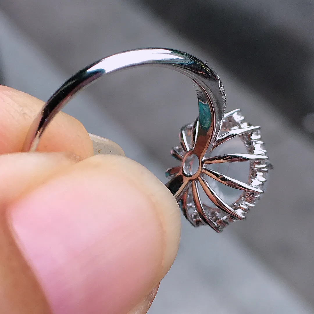 高冰蛋面戒指，玉质细腻，荧光感超
强，饱满圆润，尽显优雅气质，18k
金豪华镶嵌