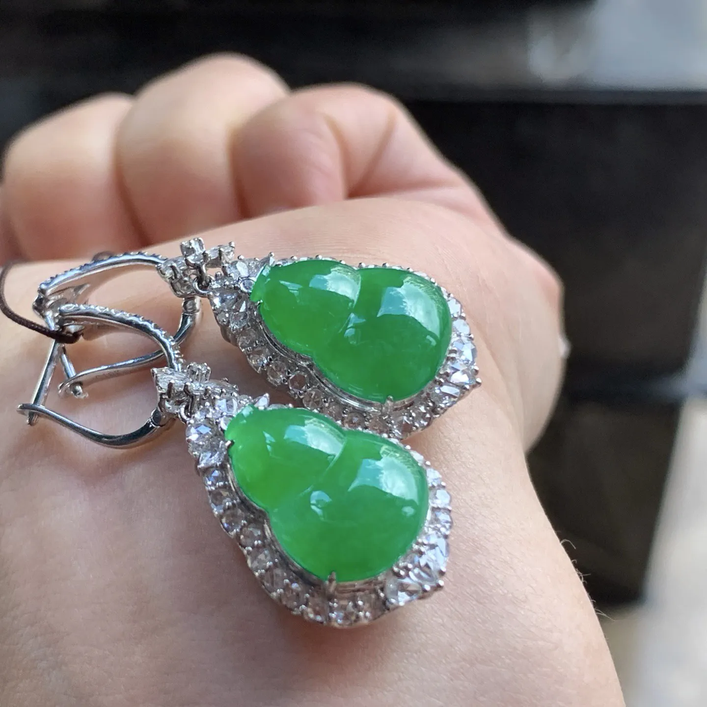 金钻镶嵌辣绿色葫芦耳环^_^鲜艳 起光