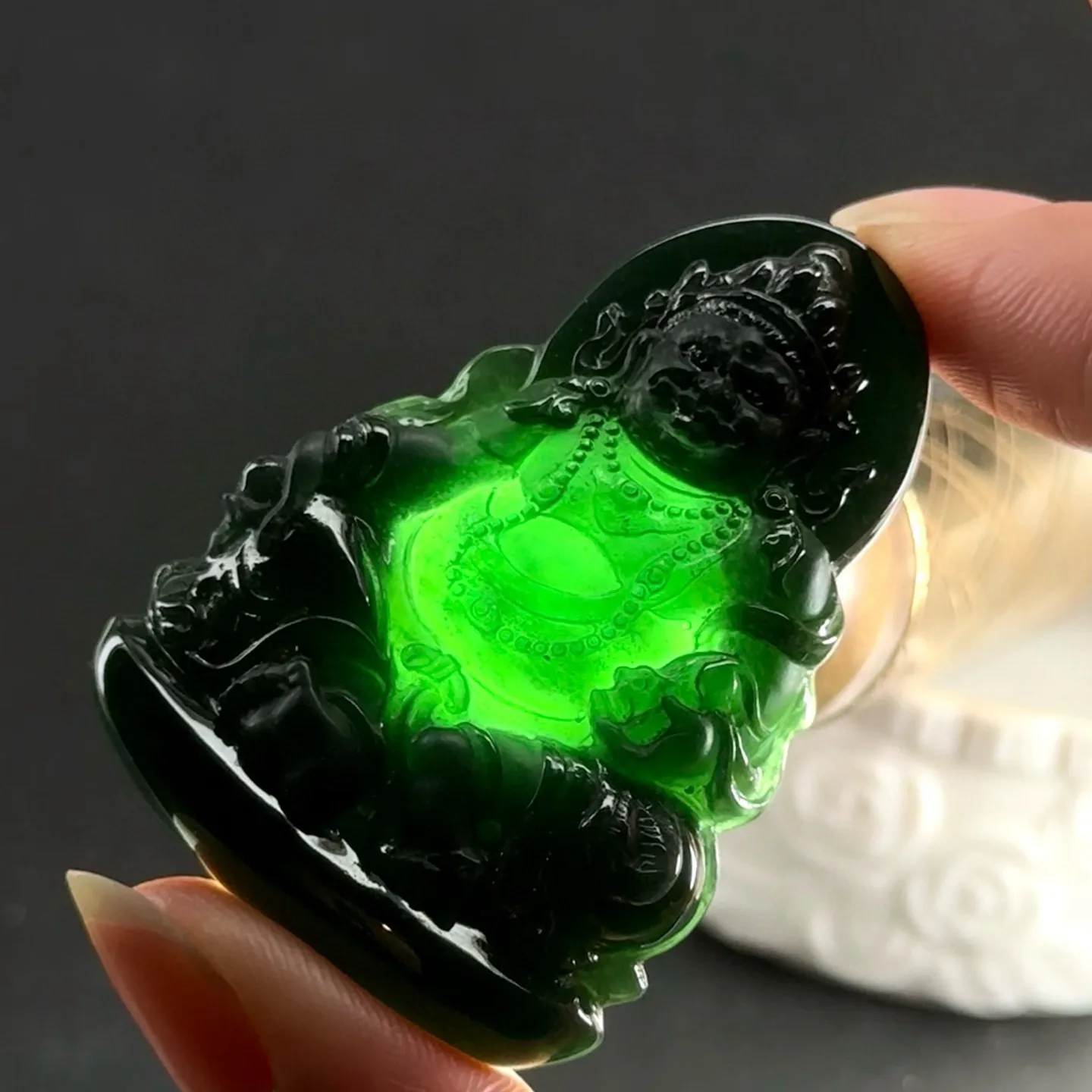 精品墨翠黄财神 种好色正 黑度极好 打灯通透 油性十足 尺寸48.2