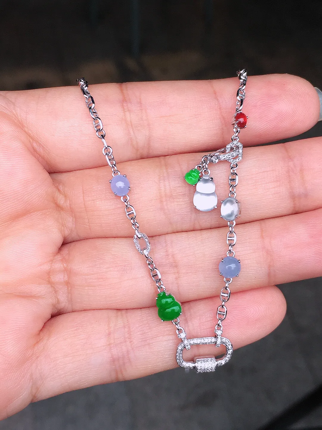 五彩缤纷锁骨链，色泽均匀艳丽，玉质细腻，荧光感超
强，饱满圆润，尽显优雅气质，18k
金豪华镶嵌