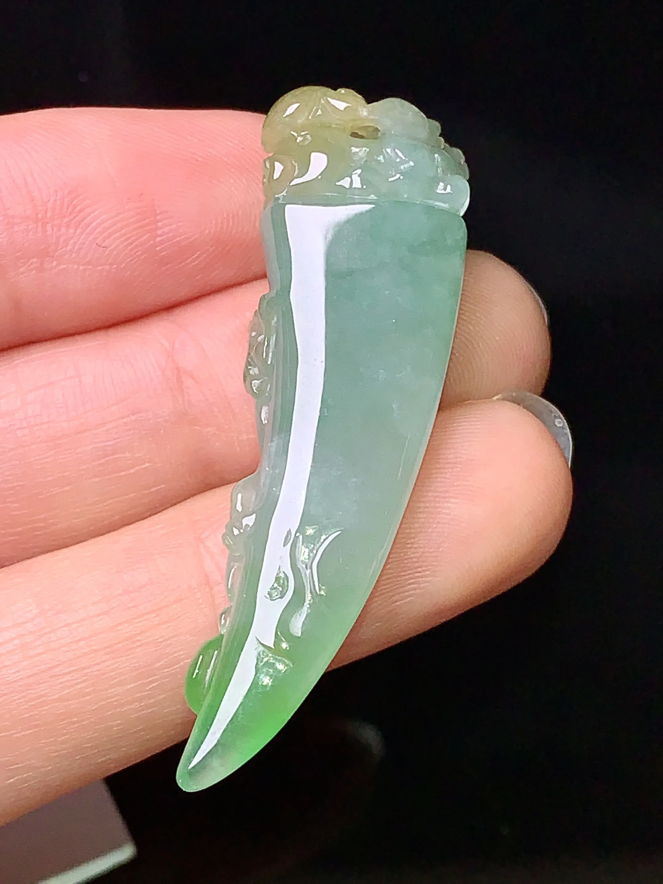 飘绿黄貔貅吊坠 玉质细腻 色泽清新艳丽 整体尺寸45.3*13.6*8.2