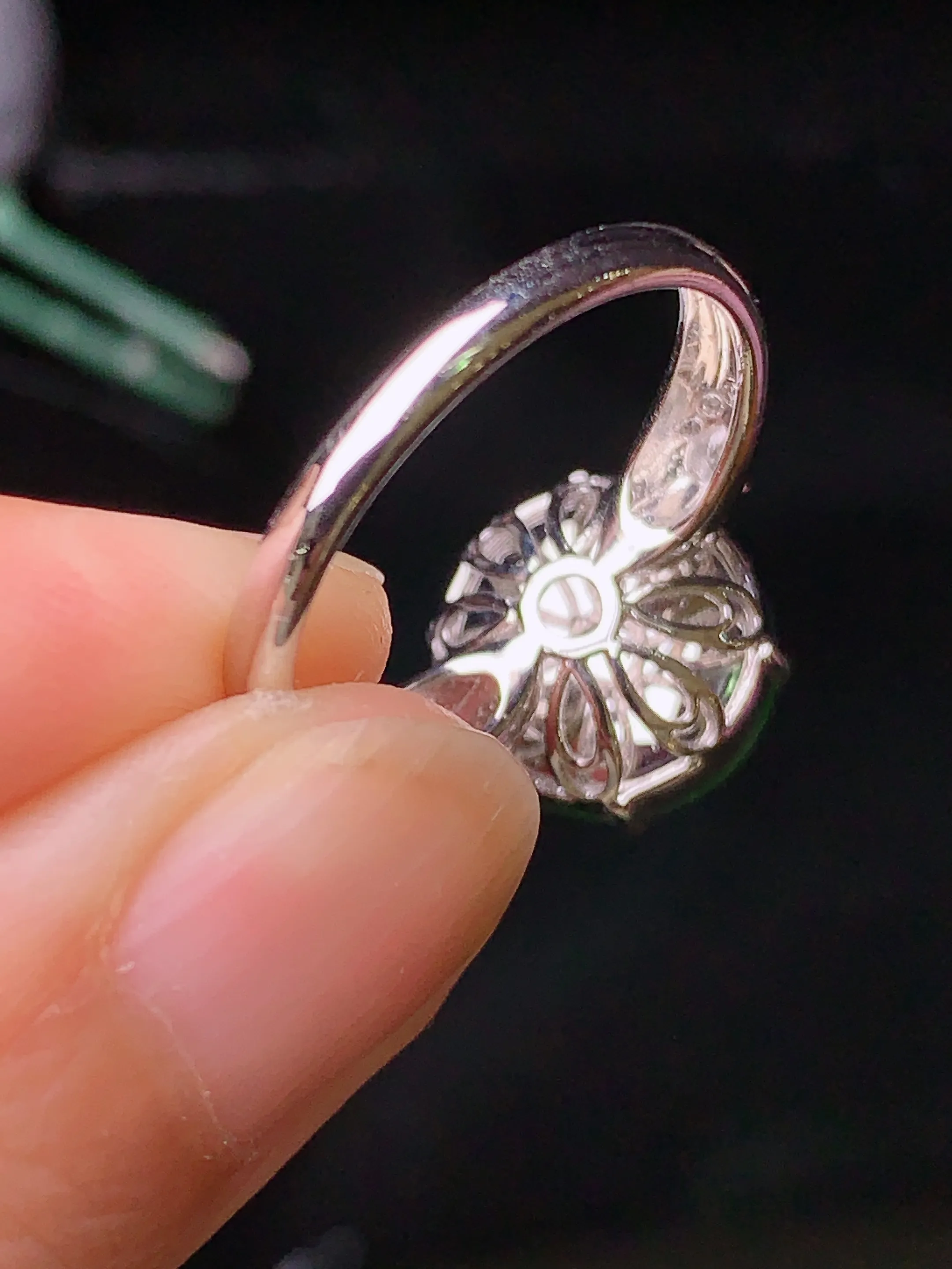 18k金钻镶嵌满绿蛋面戒指 玉质细腻 色泽清新艳丽 圈口14 整体尺寸11.3*11*6.5