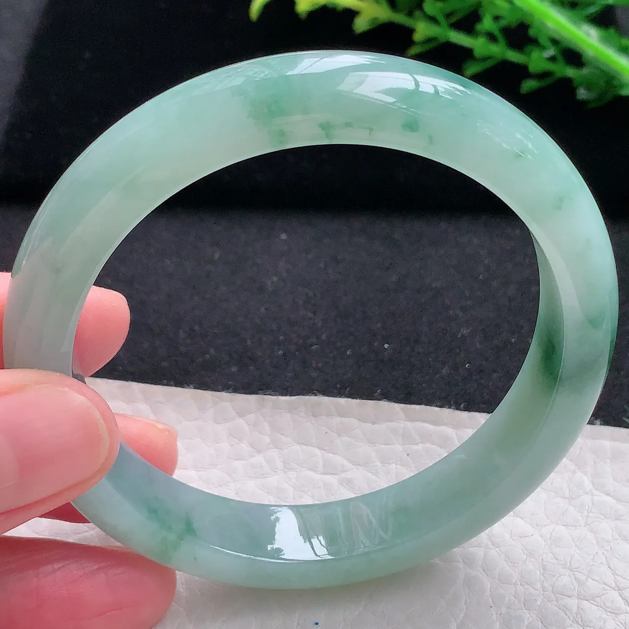 Nc自然光57.5*11.8*8平安镯 天然缅甸翡翠a 货冰飘花宽边玉镯子