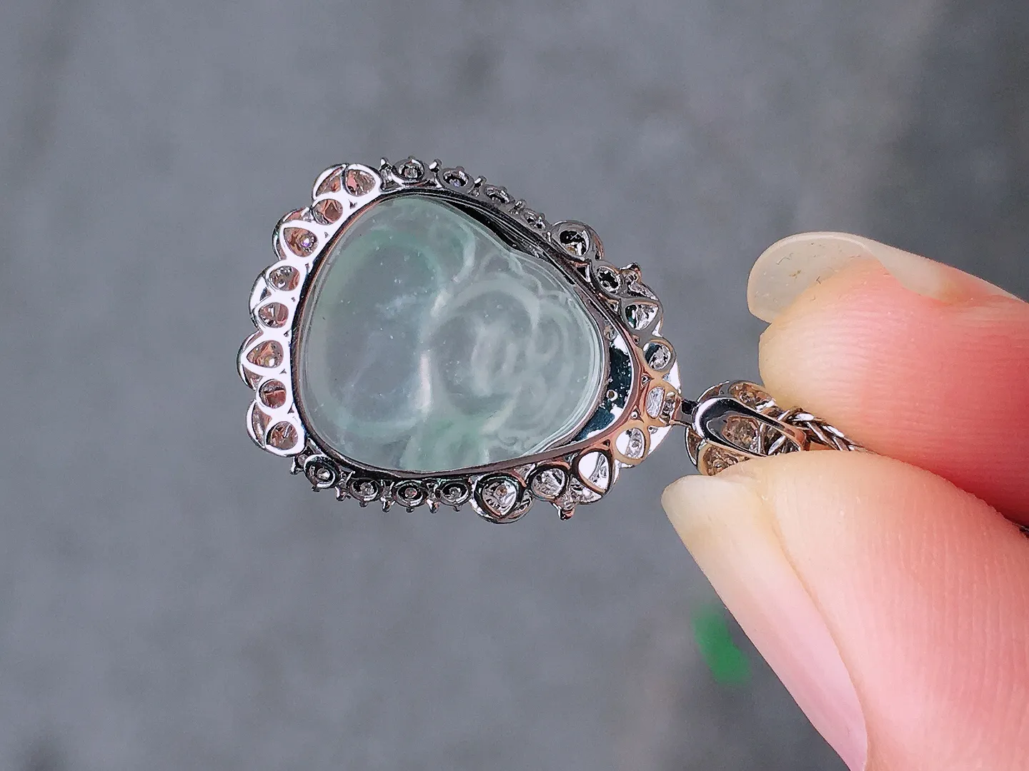 玻璃种【财神爷】吊坠，玉质细腻，荧光感超
强，饱满圆润，尽显优雅气质，18k
金豪华镶嵌