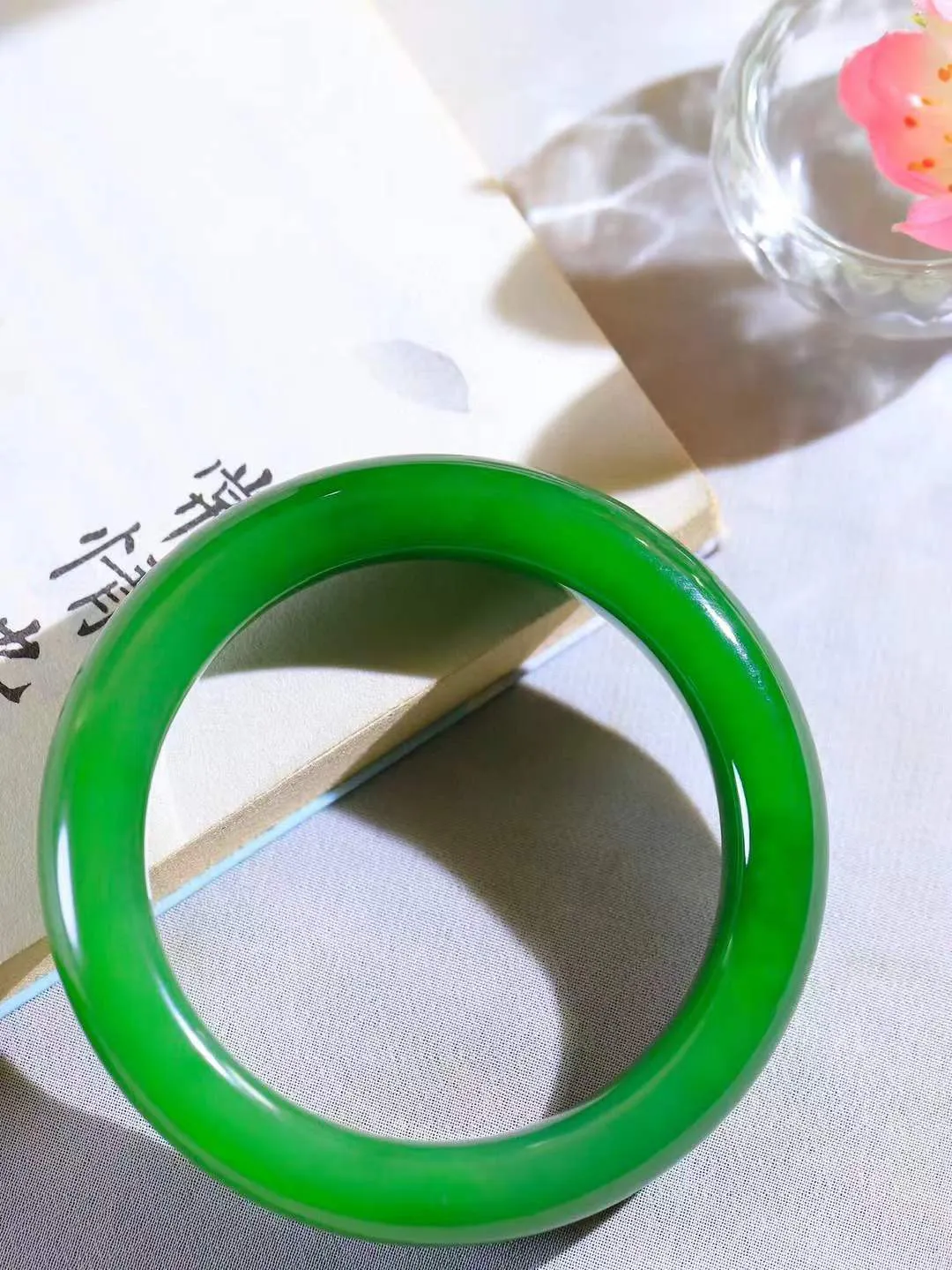 【悠悠芳华.镯】

典藏级臻品和田玉碧玉手镯 玉质温润 青葱岁月，尽收腕中，婉转流畅，凝岁月悠长。盈一眸恬淡，挽一抹绿意。重63.3克 内径55mm尺寸12.4-10mm   86110251A