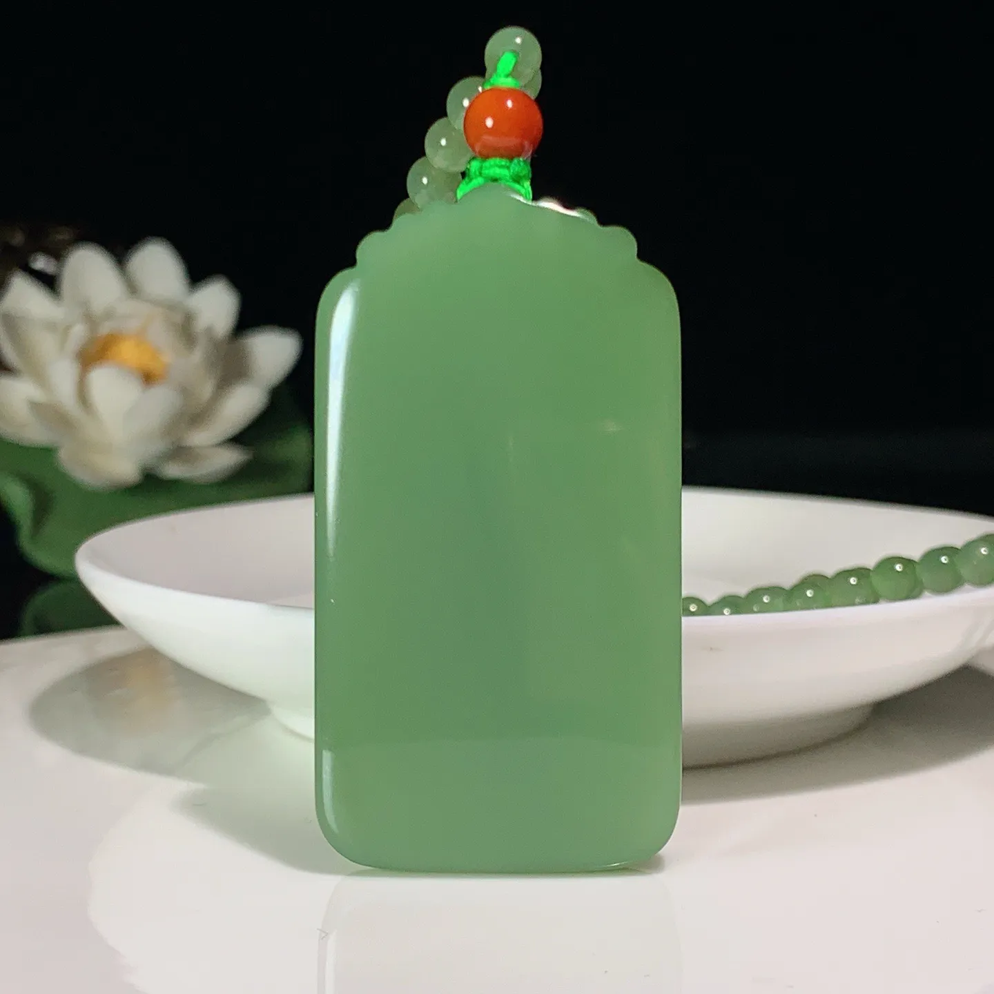 和田玉粉绿俄罗斯碧玉立体战观音牌子挂件。尺寸54.5/29.1/12重59.1克 玉质细腻油润 底色纯净 脂粉好，品质好。lt251031