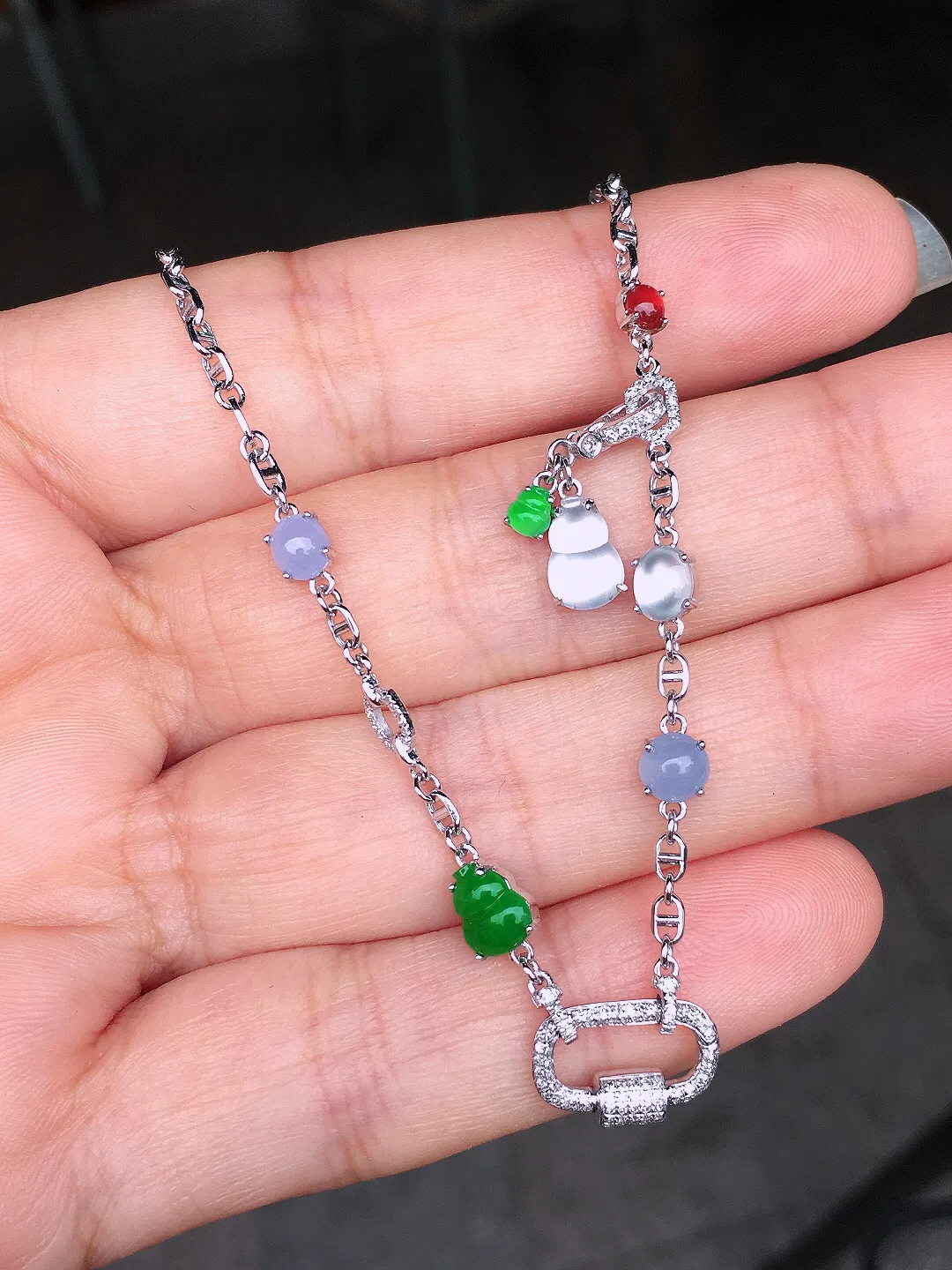 五彩缤纷锁骨链，色泽均匀艳丽，玉质细腻，荧光感超
强，饱满圆润，尽显优雅气质，18k
金豪华镶嵌