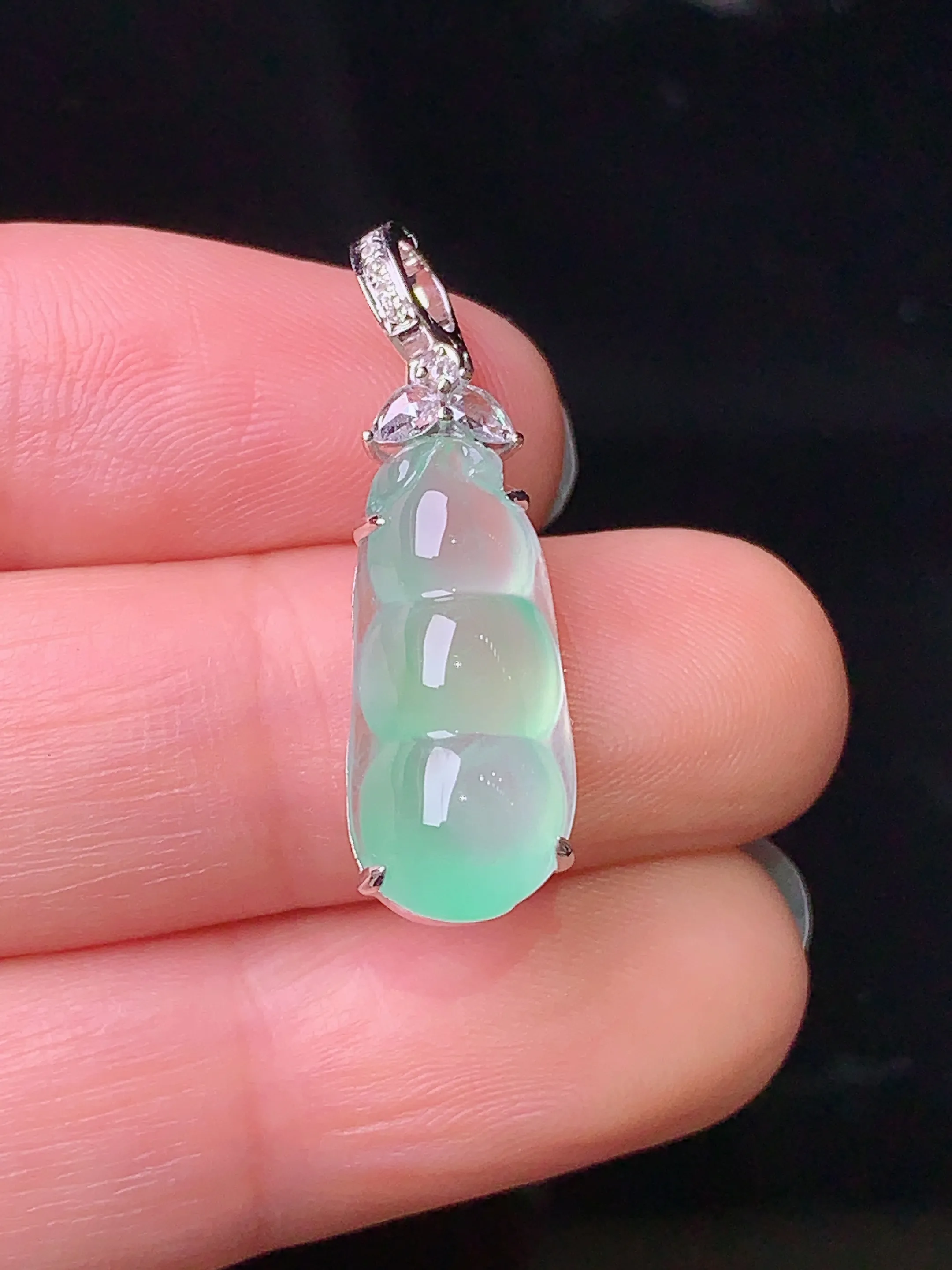 18k金钻镶嵌冰种四季豆吊坠 玉质细腻 色泽清新艳丽 整体尺寸28.5*8.6*6.2