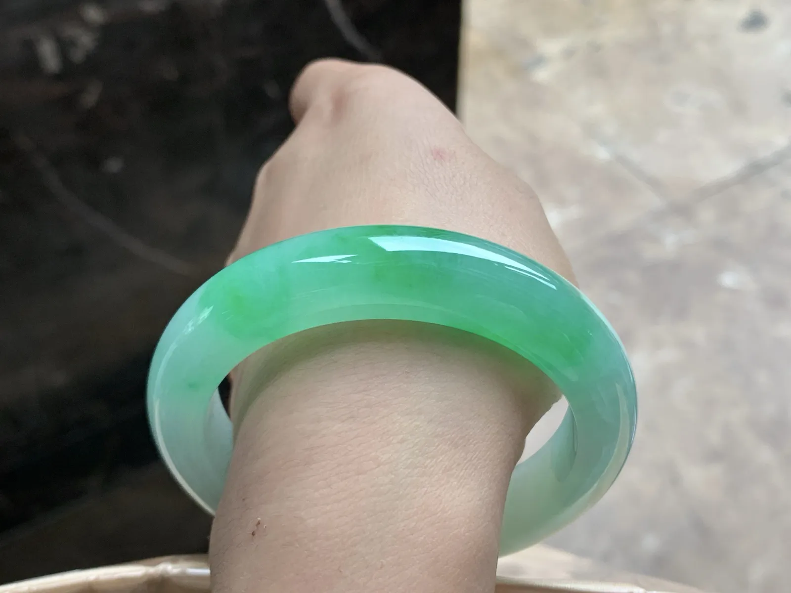 55.5-13.2-9.5

阳绿色手镯^_^色阳 玉质温润