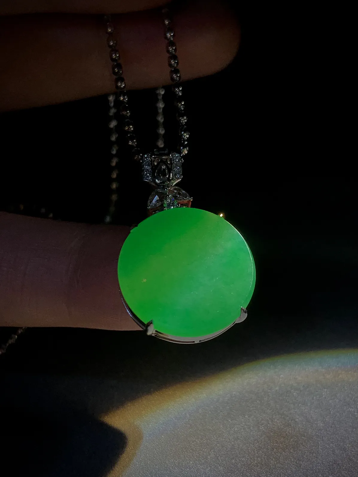 绿平安扣无事牌，裸石18.5-2.2mm，
整体29-18.5-5.5mm，
18K金，南非钻，不配链子