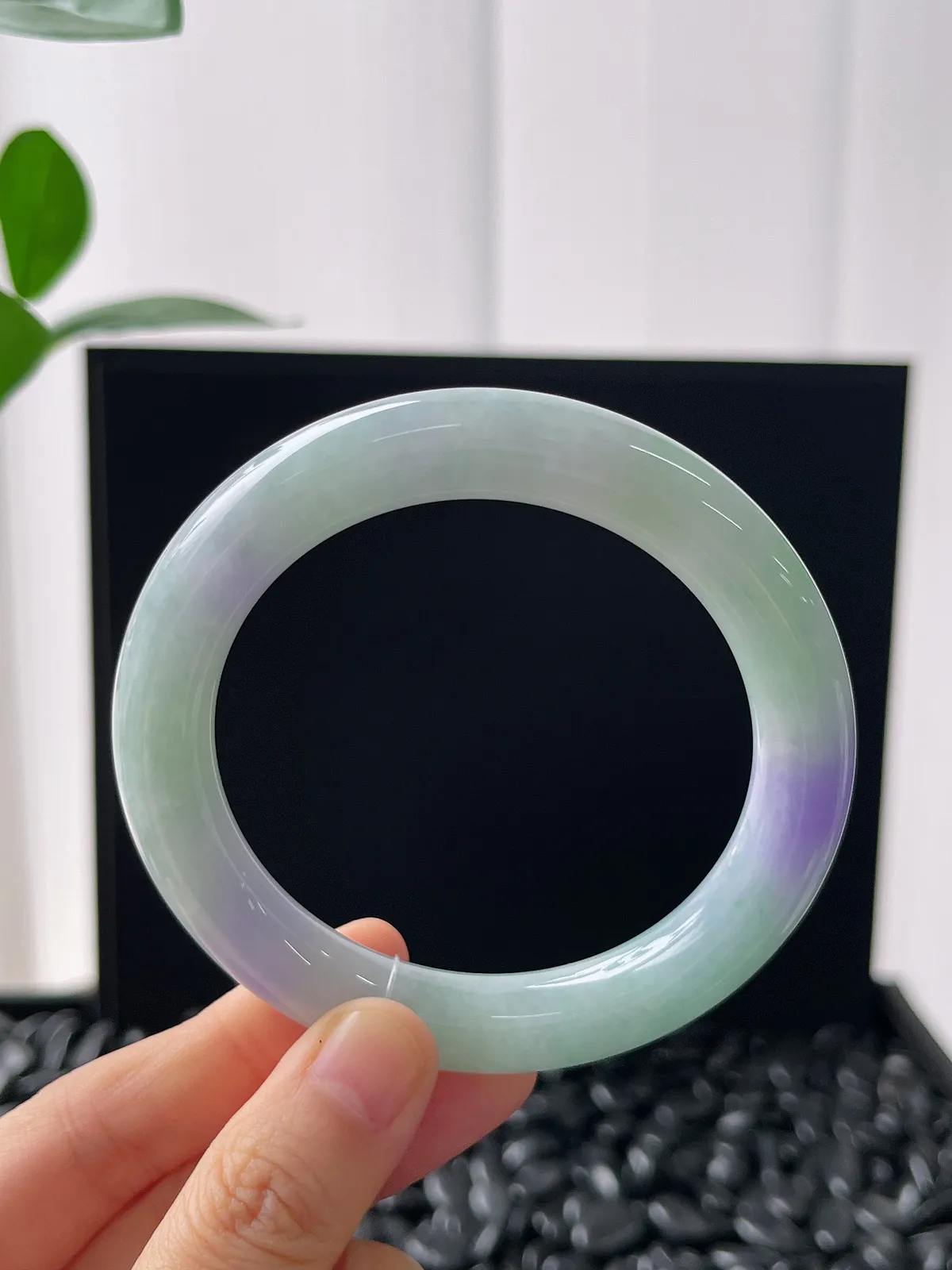 圆镯58圈口，翡翠糯化种淡绿色手镯