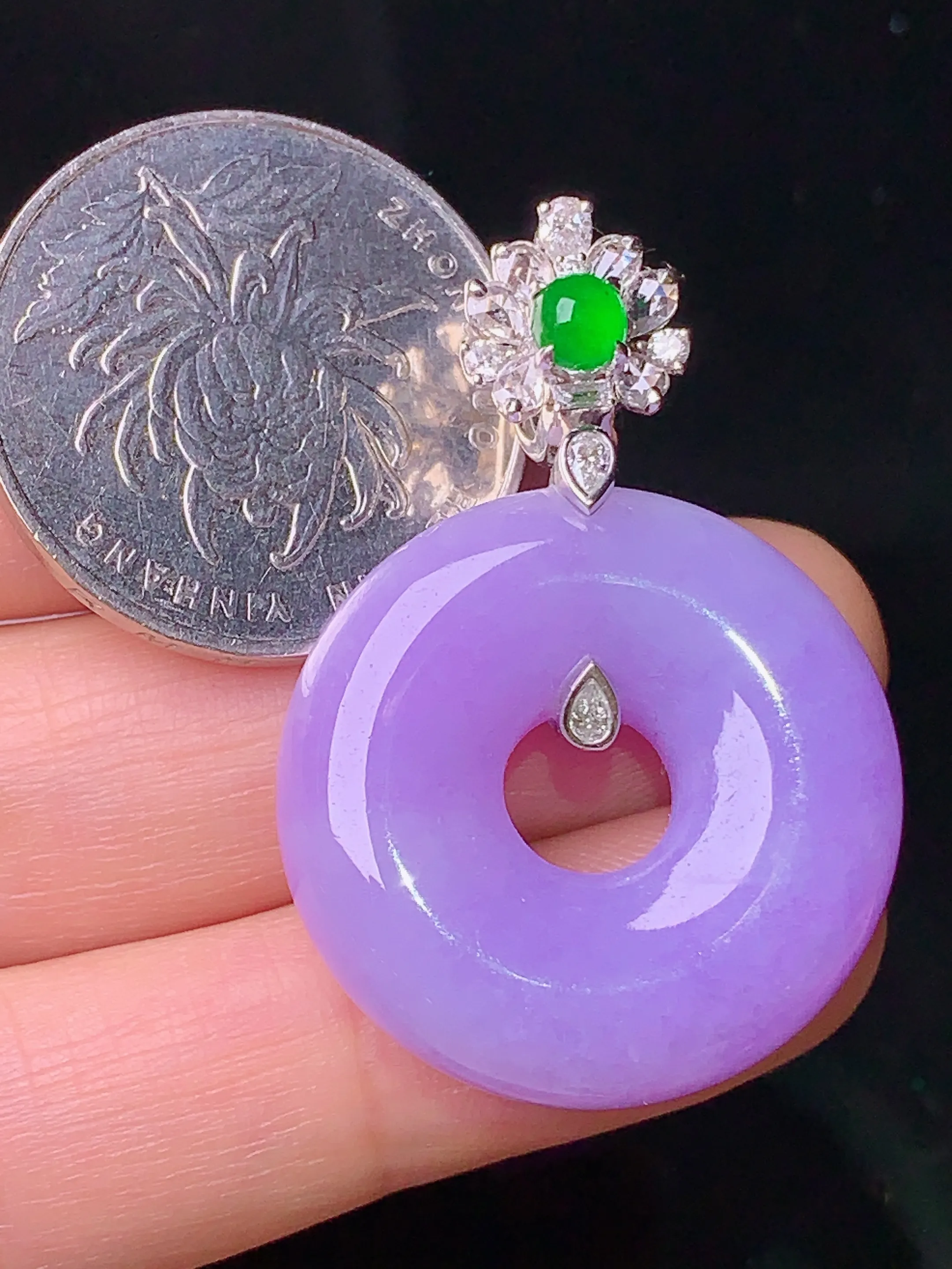 18k金钻镶嵌紫罗兰平安环吊坠 玉质细腻 色泽清新艳丽 整体尺寸38*26*7.8