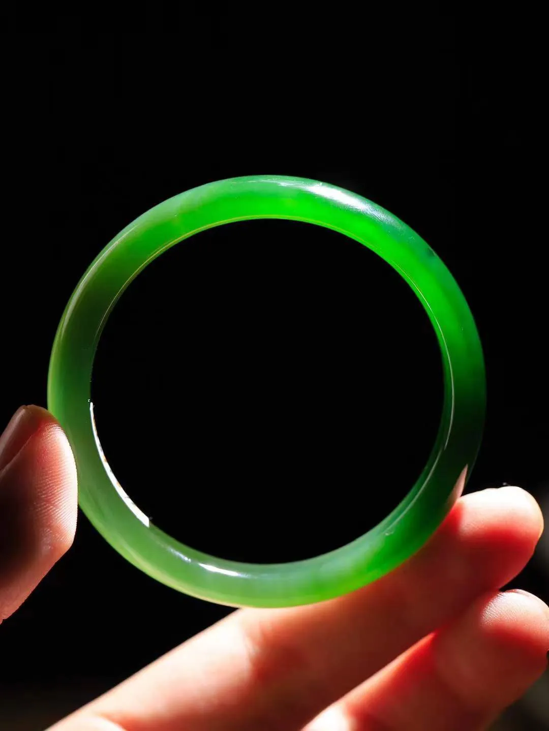 （一见钟情.手镯）

精品和田玉碧玉手镯，玉质温和莹润，精光内蕴，手感舒适。整器简约，打磨光洁，让人爱不释手，料美艺精，萦绕于手，尽显高贵之姿。重29.7克 内径52.5mm尺寸10.5-6.2mm   FDA-10110273