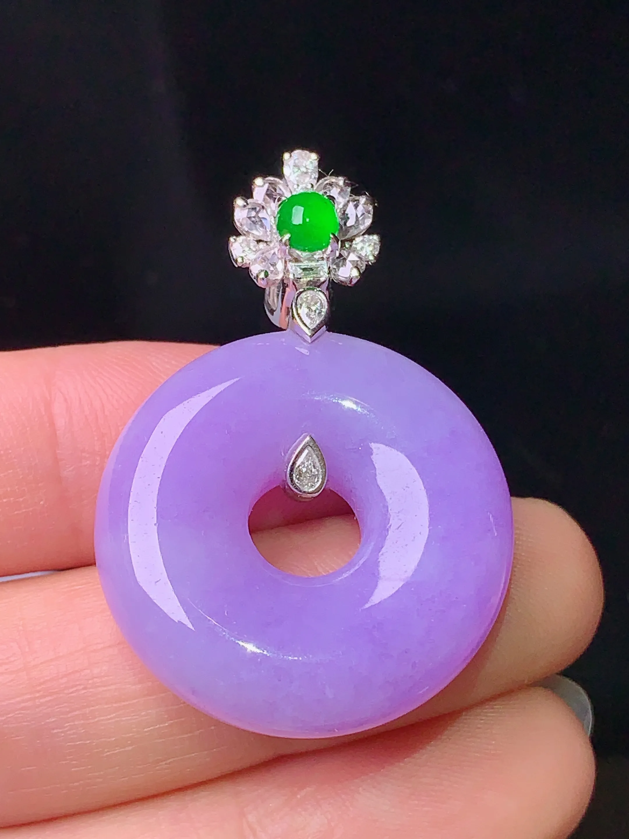 18k金钻镶嵌紫罗兰平安环吊坠 玉质细腻 色泽清新艳丽 整体尺寸38*26*7.8