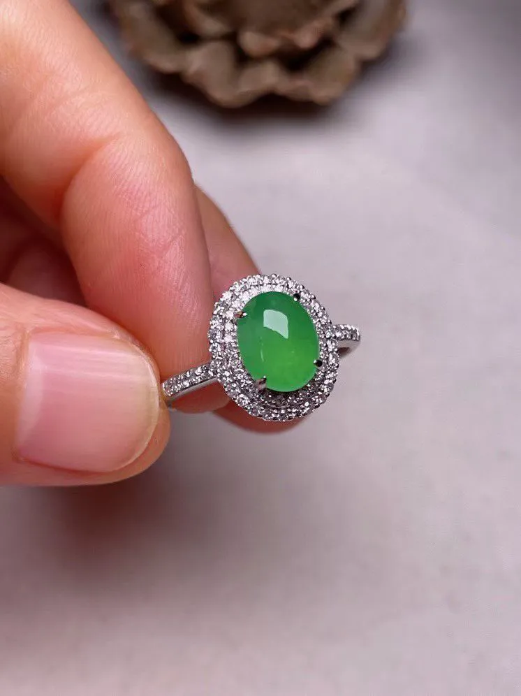 冰种阳绿蛋面戒指 、真金真钻镶嵌，种水好，玉质细腻 .裸石尺寸 8.0*6.0