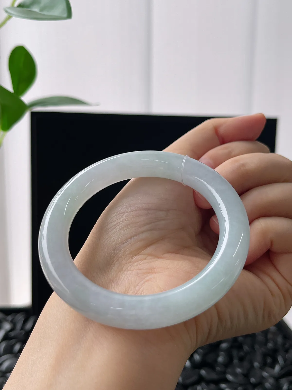 圆镯53圈口，翡翠冰糯种淡绿色手镯