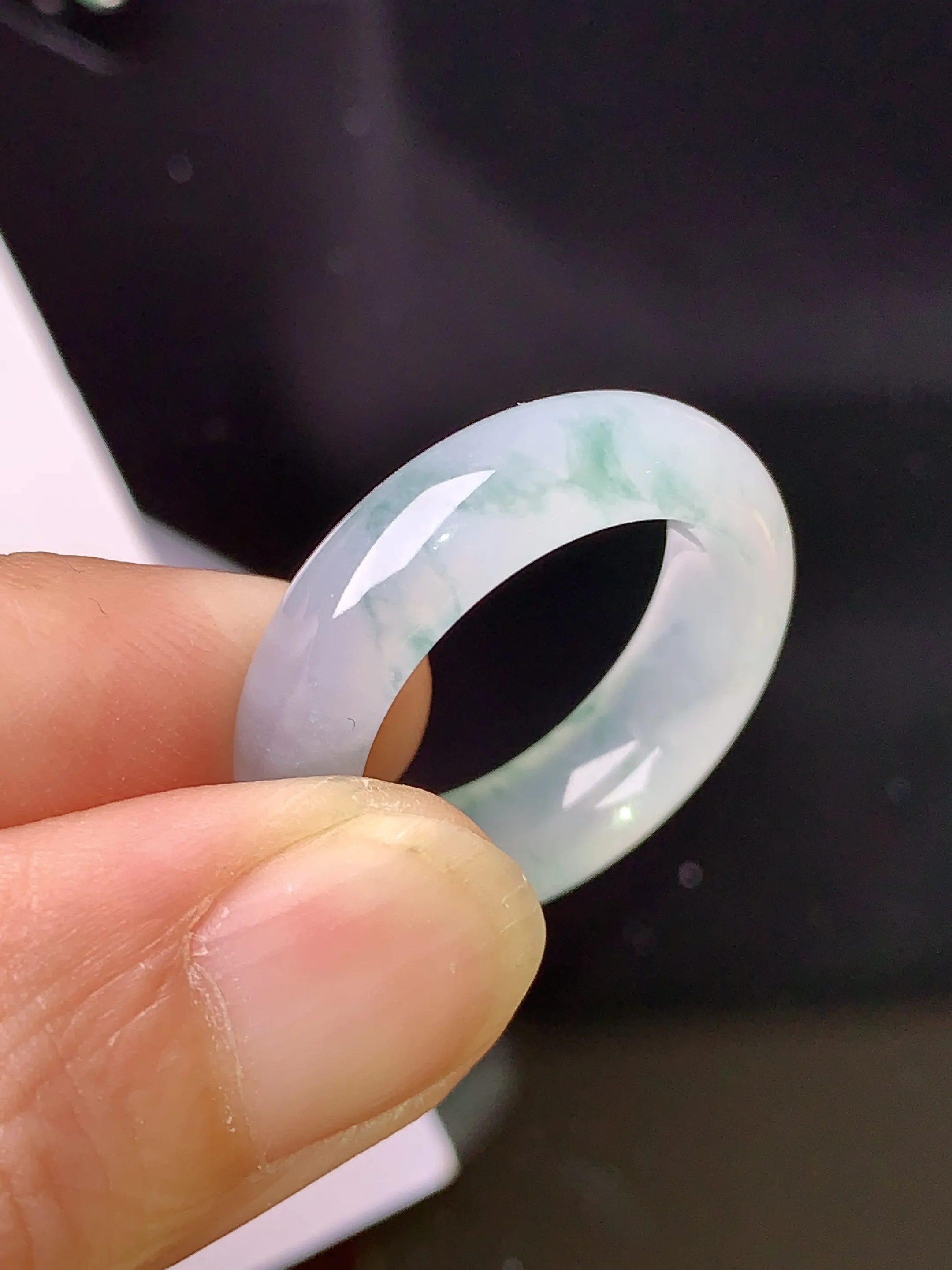 飘绿指环 玉质细腻 色泽清新艳丽 整体尺寸24.3*6*4 圈口12.5