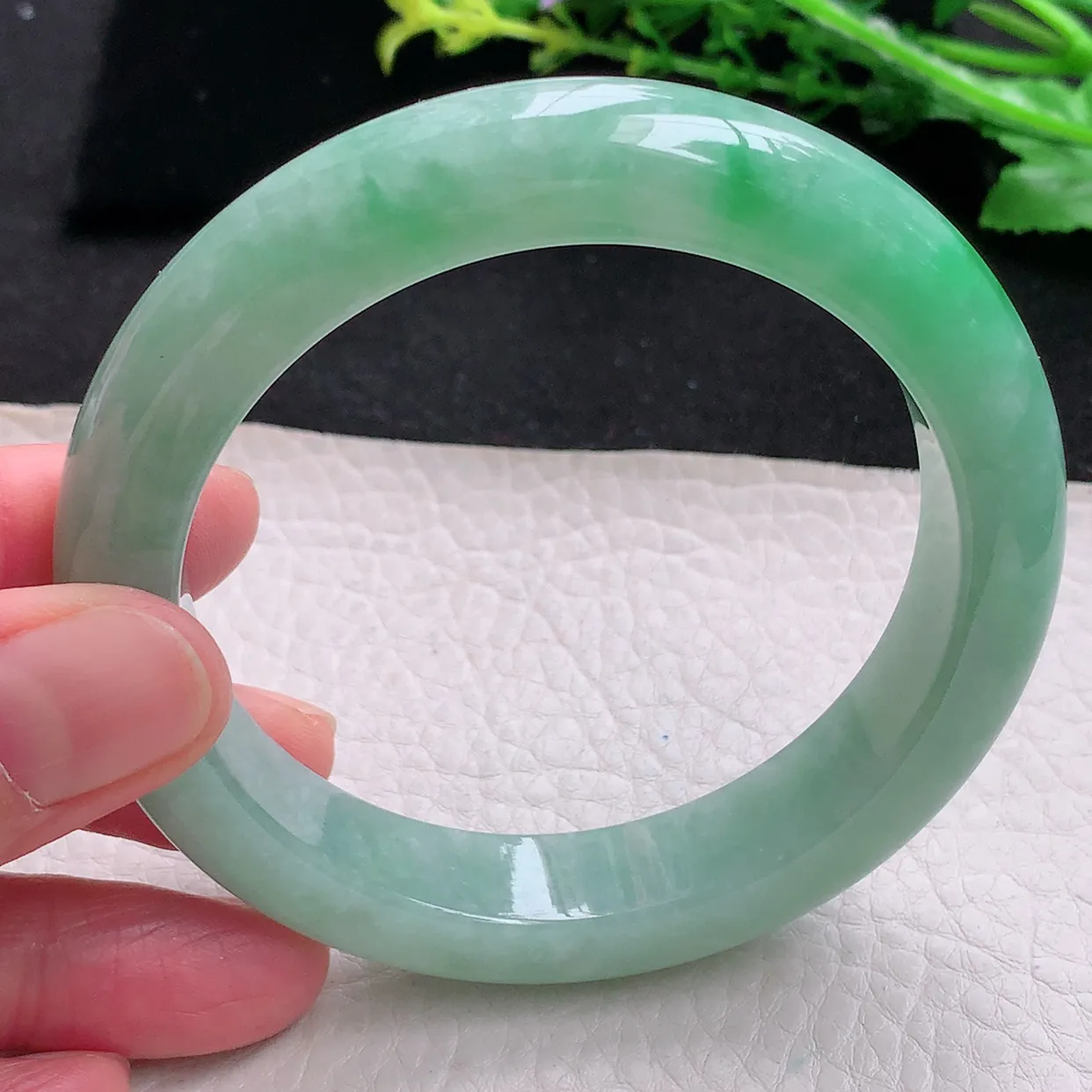 xc自然光59.5*12.8*9.6平安镯天然缅甸翡翠飘绿厚装正圈宽边玉镯子