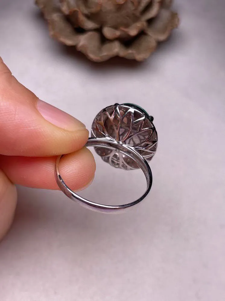 冰种阳绿蛋面戒指 、真金真钻镶嵌，种水好，玉质细腻 .裸石尺寸 13.7*11.5