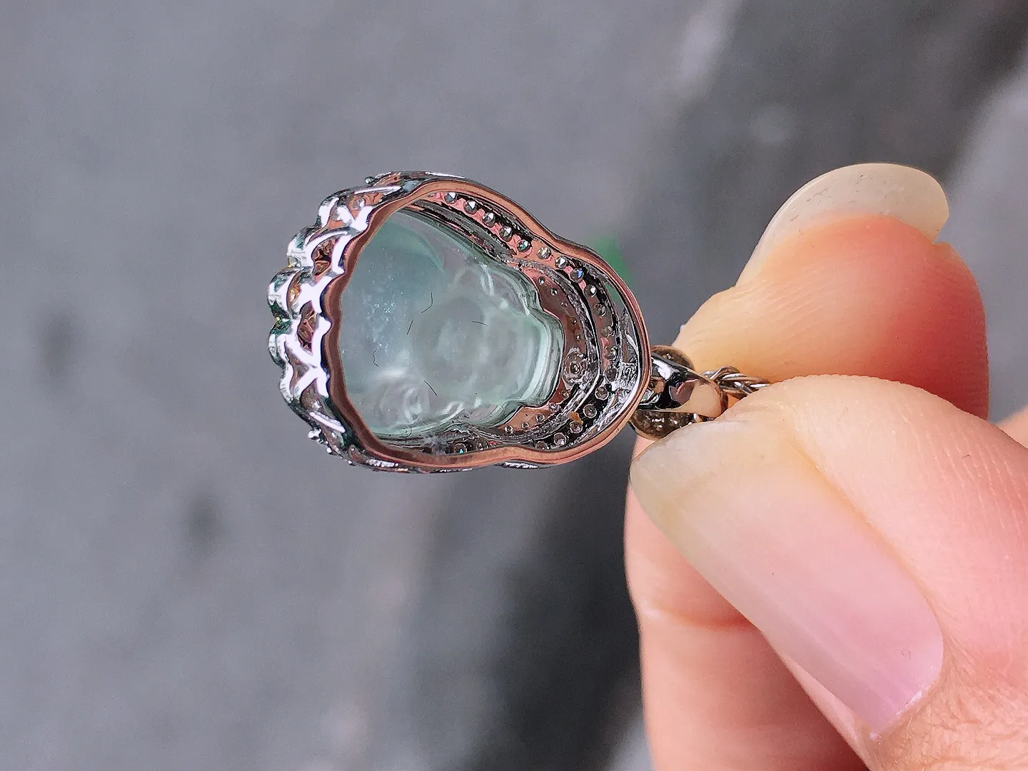 玻璃种【财神爷】吊坠，玉质细腻，荧光感超
强，饱满圆润，尽显优雅气质，18k
金豪华镶嵌