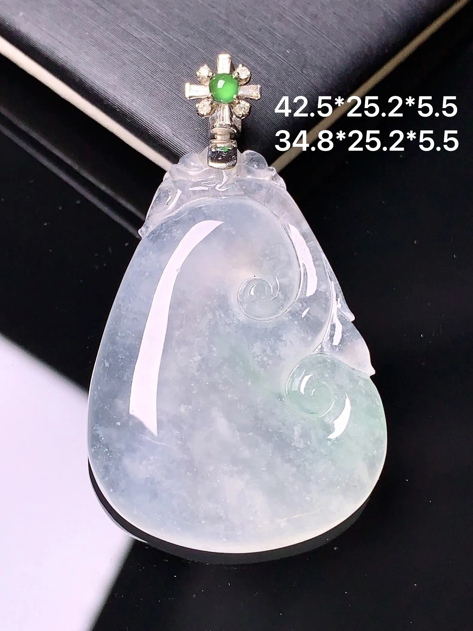 18k金钻镶嵌冰种飘绿如意吊坠 玉质细腻 色泽清新艳丽 整体尺寸42.5*25.2*5.5