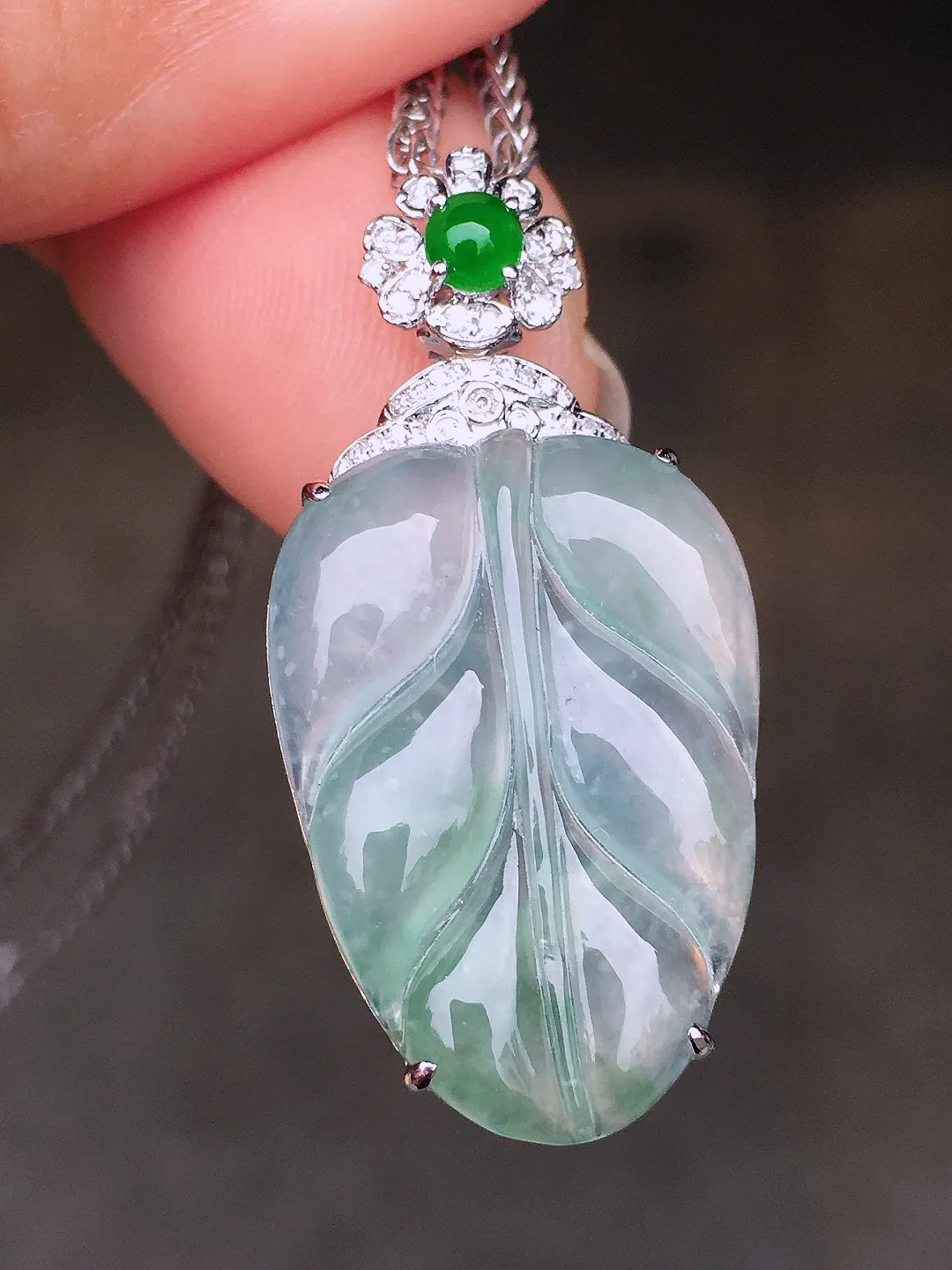 冰种玉叶吊坠，玉质细腻，荧光感超
强，饱满圆润，尽显优雅气质，18k
金豪华镶嵌