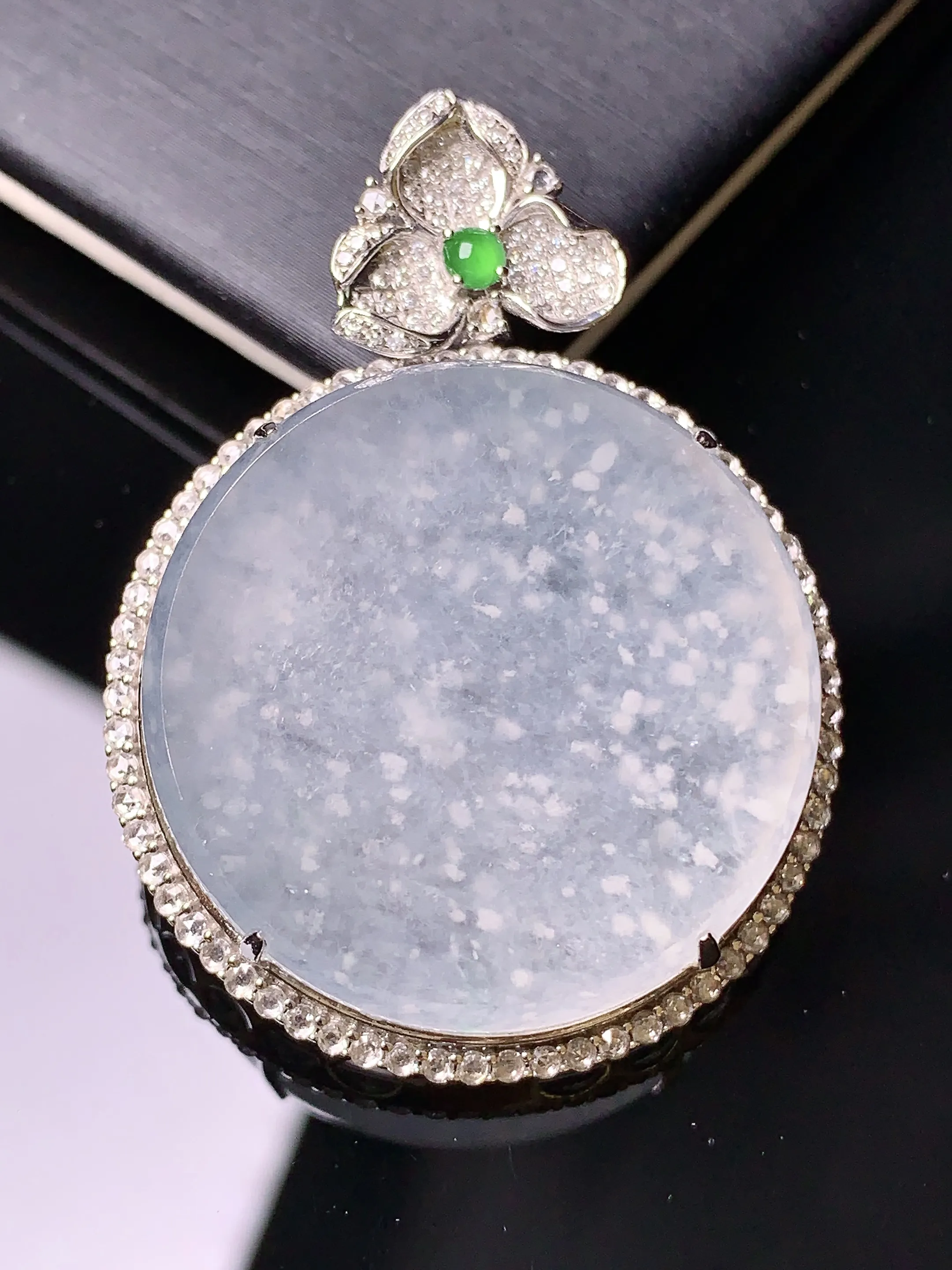 18k金钻镶嵌冰种木那料雪花棉吊坠 玉质细腻 色泽清新艳丽 整体尺寸42.5*31.5*9.5