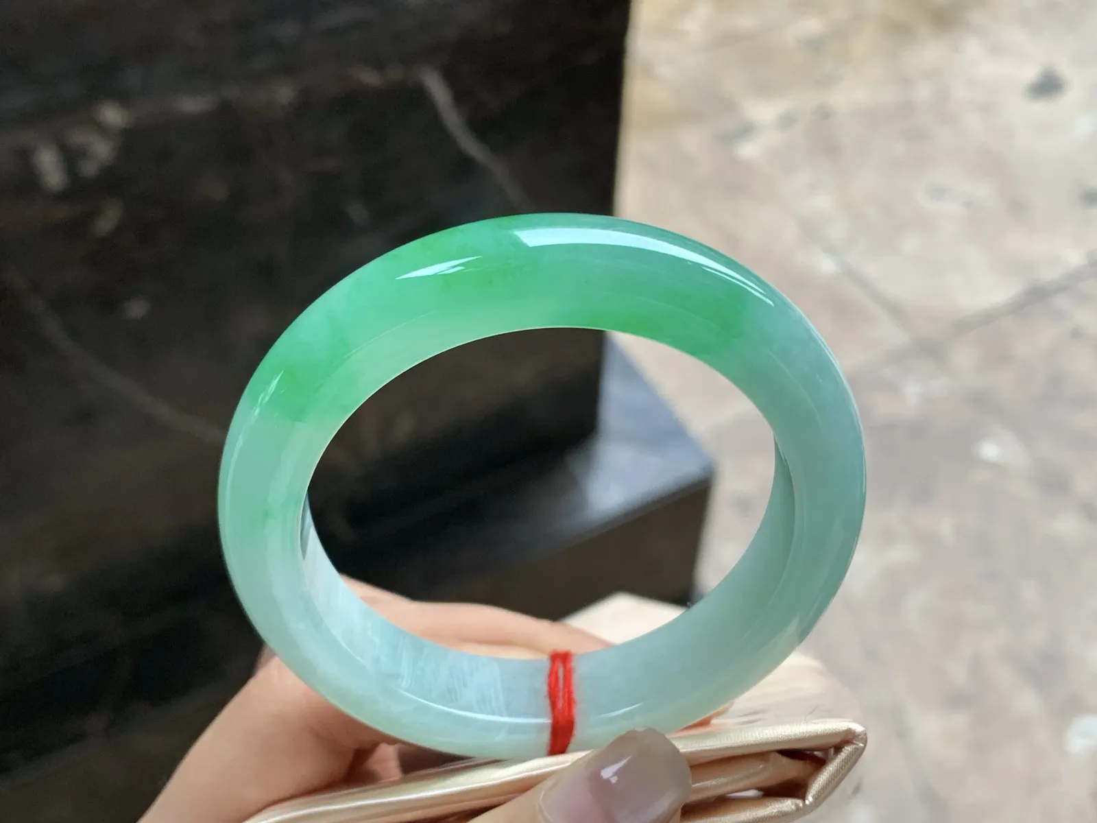 55.5-13.2-9.5

阳绿色手镯^_^色阳 玉质温润