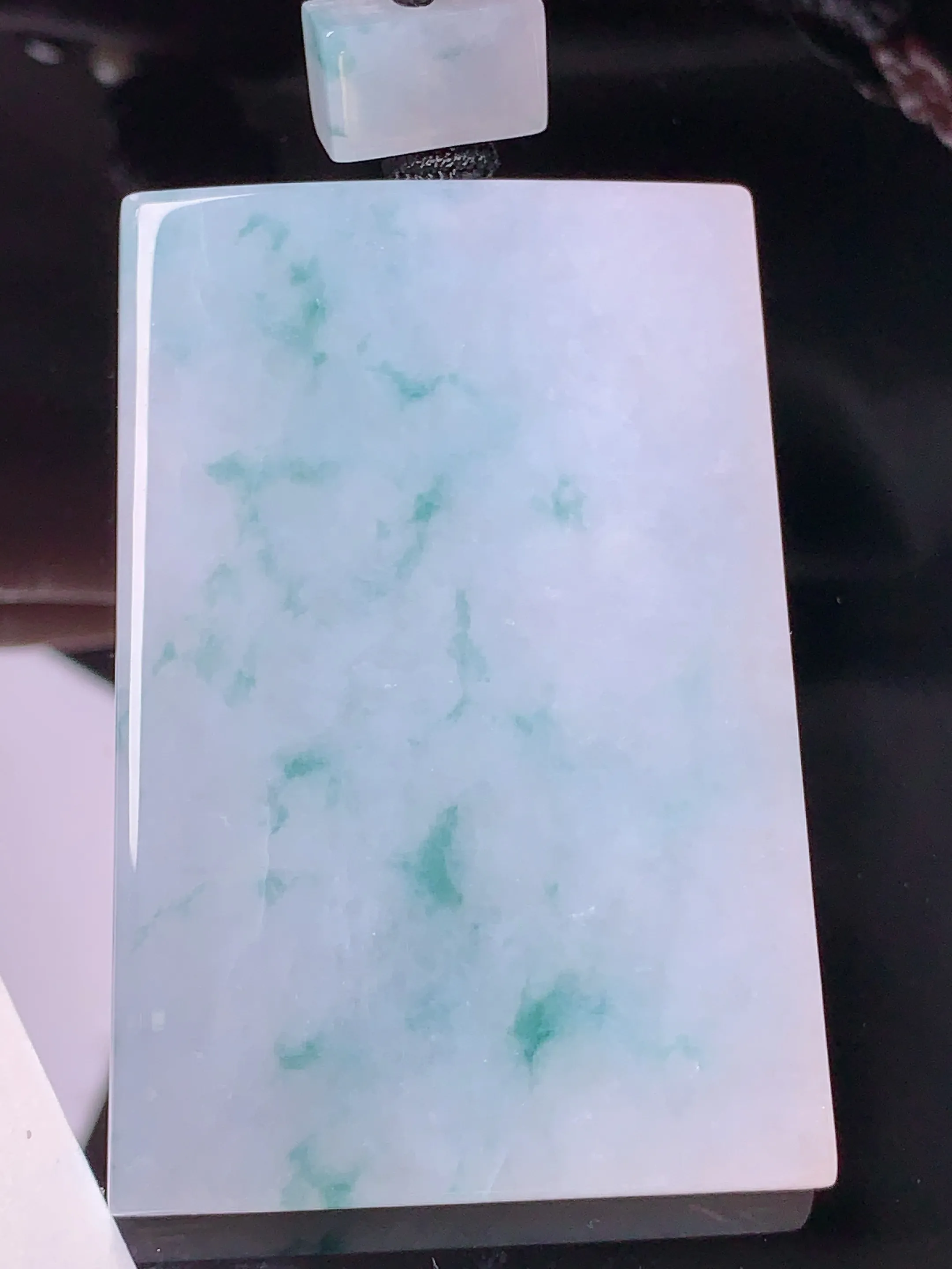 飘绿无事牌吊坠 玉质细腻 色泽清新艳丽 整体尺寸60.5*41*6.2