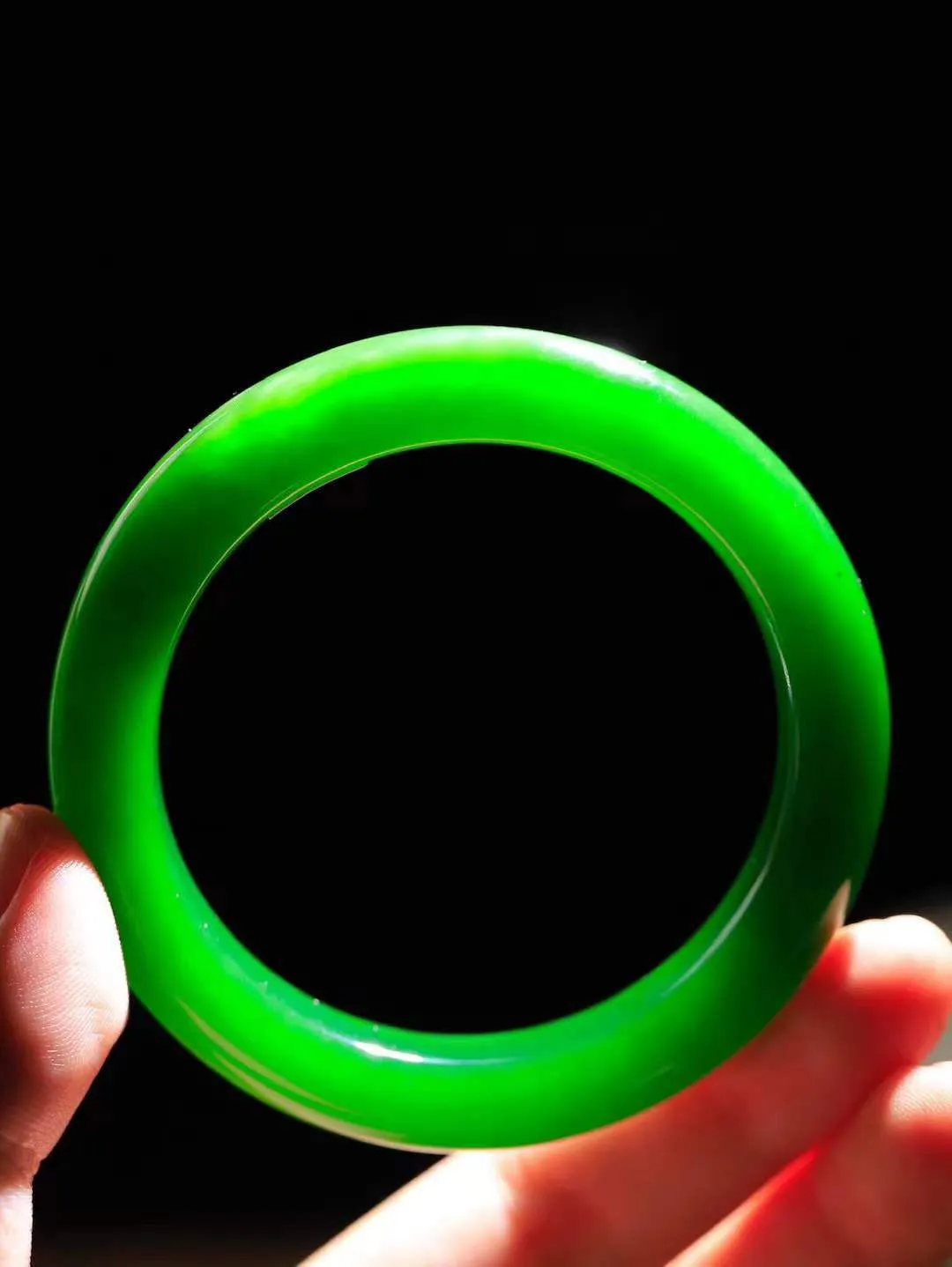 【柔情素语·手镯】

收藏传家级臻品️和田玉碧玉手镯，玉质细腻温润，手感舒适，️线条流畅，简约大气，美自天成，佩戴于腕间，婉约之美，举手投足间透出那份低调奢华，醉人心扉。重59.5克 内径圈口56mm  尺寸11.7-9.9mm   FDA-55110200