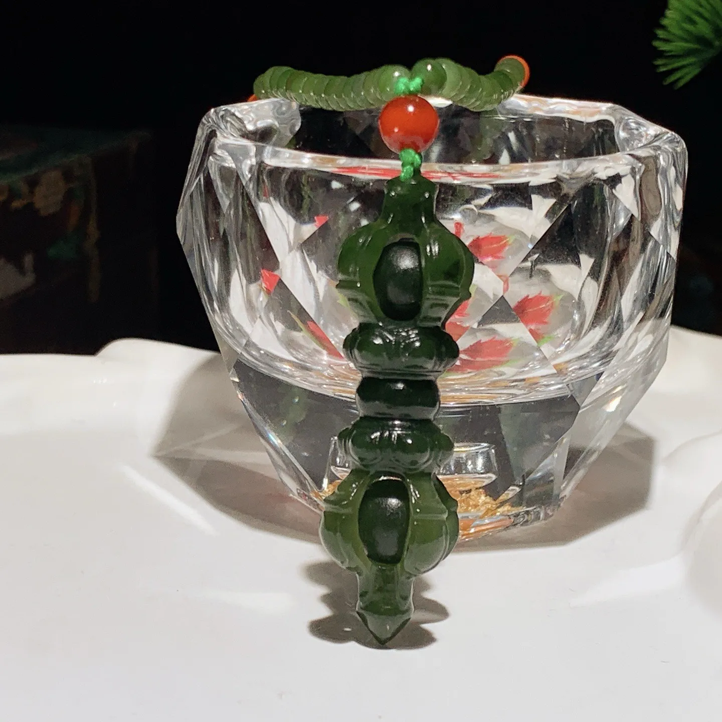 和田玉菠菜绿猫眼俄罗斯碧玉降魔杵挂件。尺寸49/16重25克。玉质细腻油润。手推出油。佩戴高端典雅。lt251031