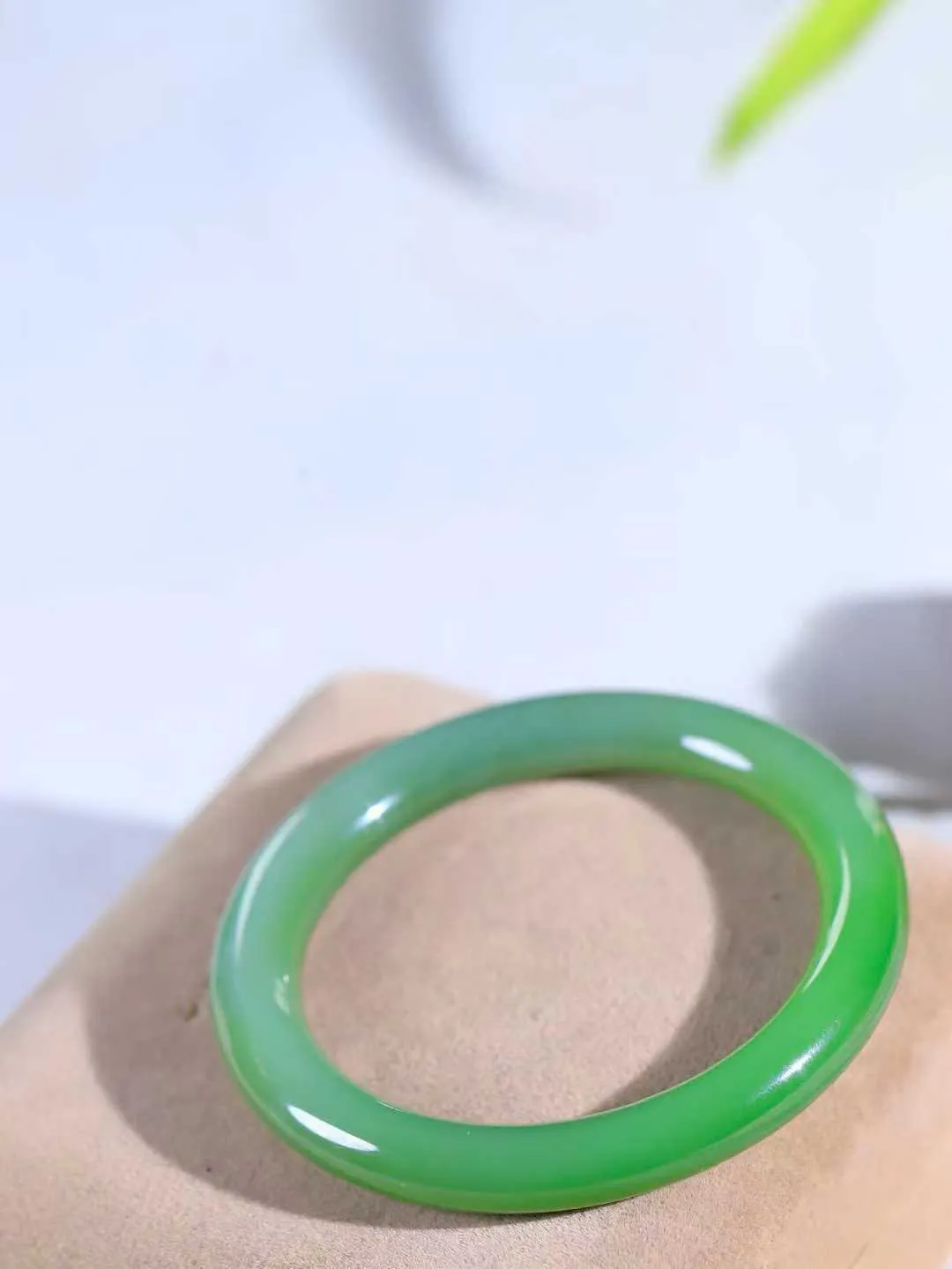 【碧色荡漾·手镯】

收藏级臻品和田玉碧玉圆条手镯，玉质细腻温润，手感舒适，️线条流畅，简约大气，美自天成，佩戴于腕间，婉约之美，举手投足间透出那份低调奢华，醉人心扉。重36.7克  内径圈口53mm  尺寸8.7-9mm  FDA-661081933