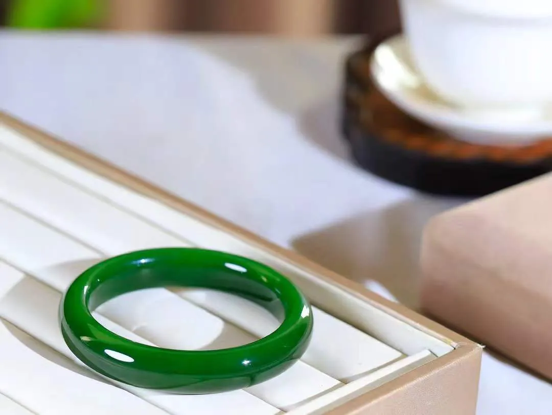 【诗情画意.手镯】

收藏级臻品️️和田玉碧玉手镯   细腻油脂,手感润滑。意韵飘渺，温雅细腻，