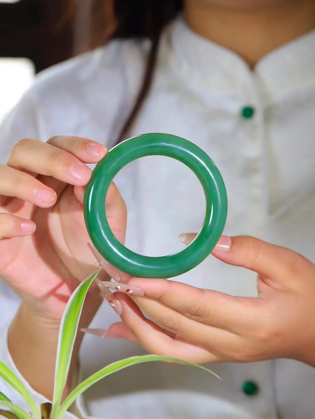 【玉佳人·手镯】

收藏级️和田玉碧玉圆条手镯 ，玉质细腻油润，做工细致精美，端庄素雅，亭亭玉立，