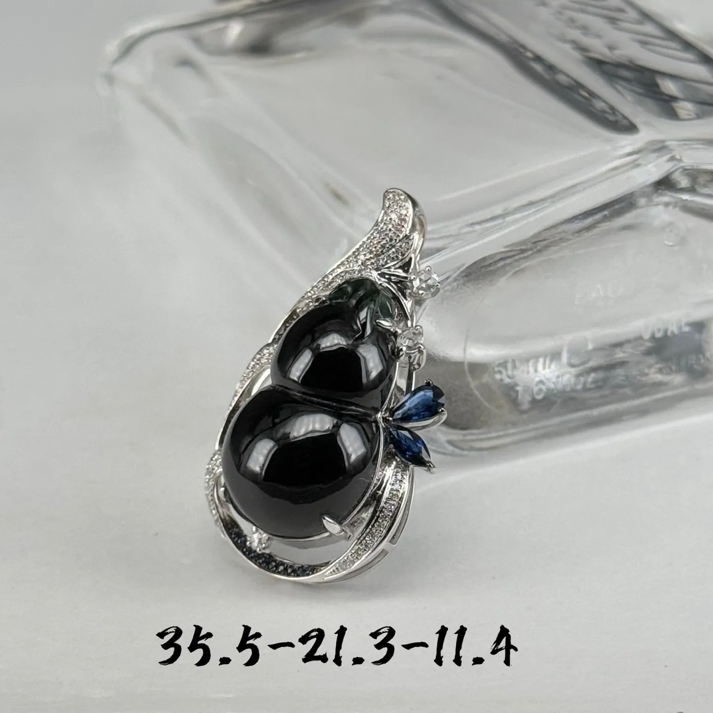 精品18k墨翠葫芦吊坠 种好色正 黑度极好 打灯通透 油性十足 尺寸35.5