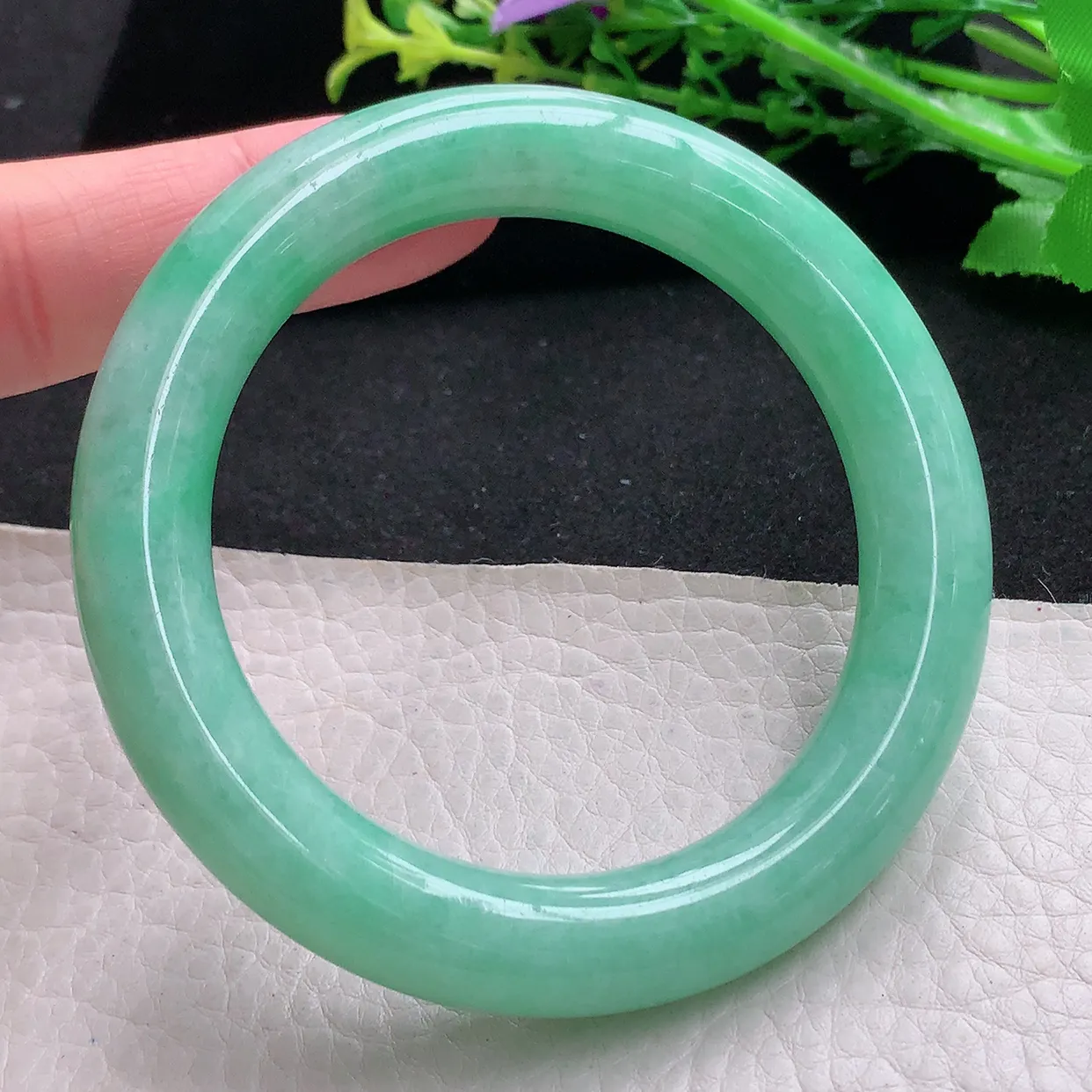 yh自然光55*11.2*10.9美人镯 天然缅甸翡翠甜绿水润圆条玉镯子