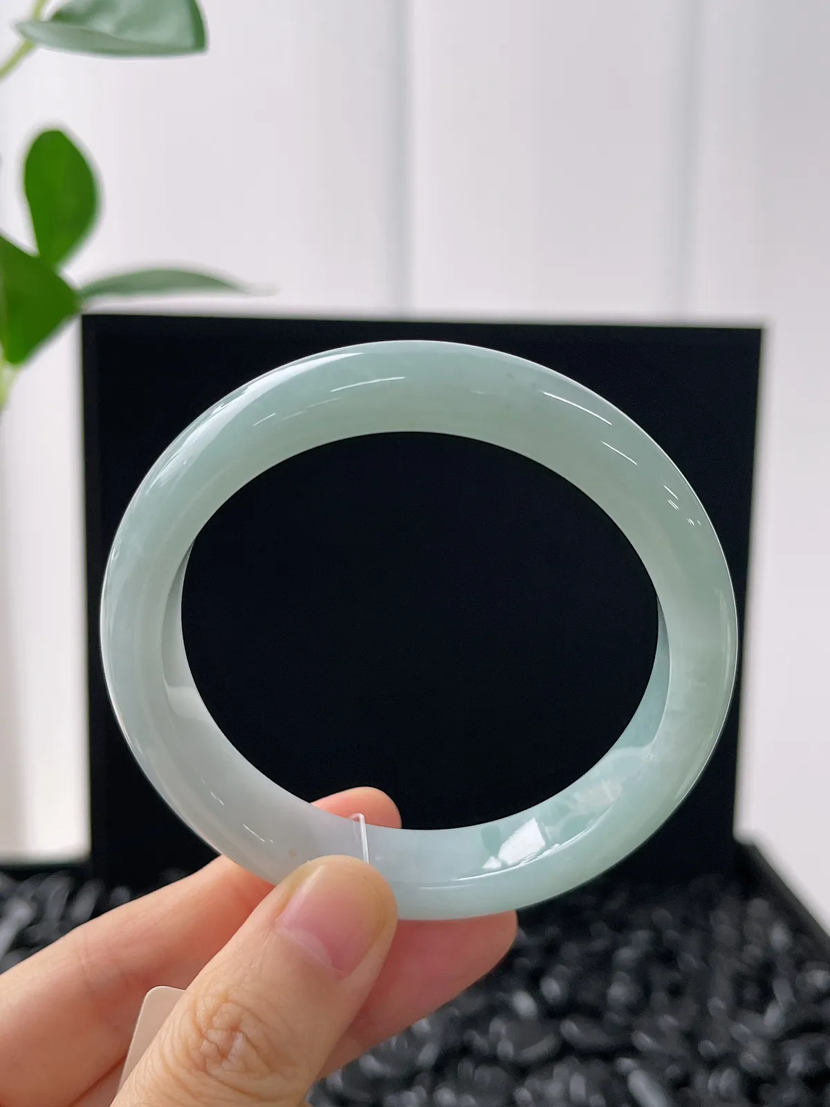 正圈56圈口，翡翠糯化种淡绿色手镯