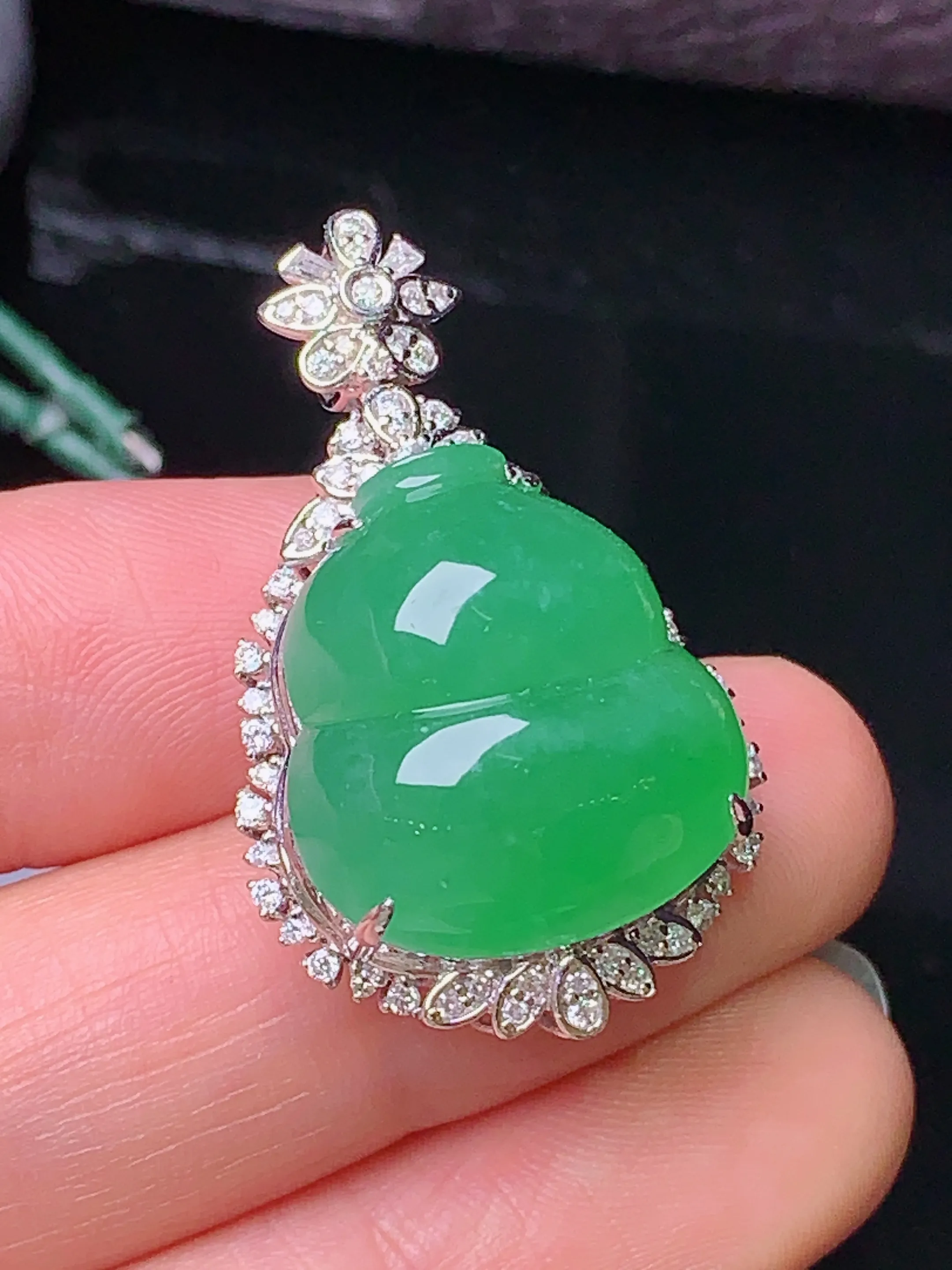 18k金钻镶嵌满绿葫芦吊坠 玉质细腻 色泽清新艳丽 整体尺寸32.8*20.2*14.5