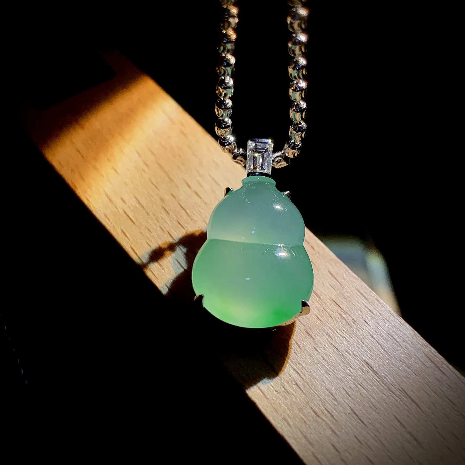 葫芦吊坠，裸石16-12.2-5mm，
整体21.5-12.2-8.5mm，
18K金，南非钻，不配图链